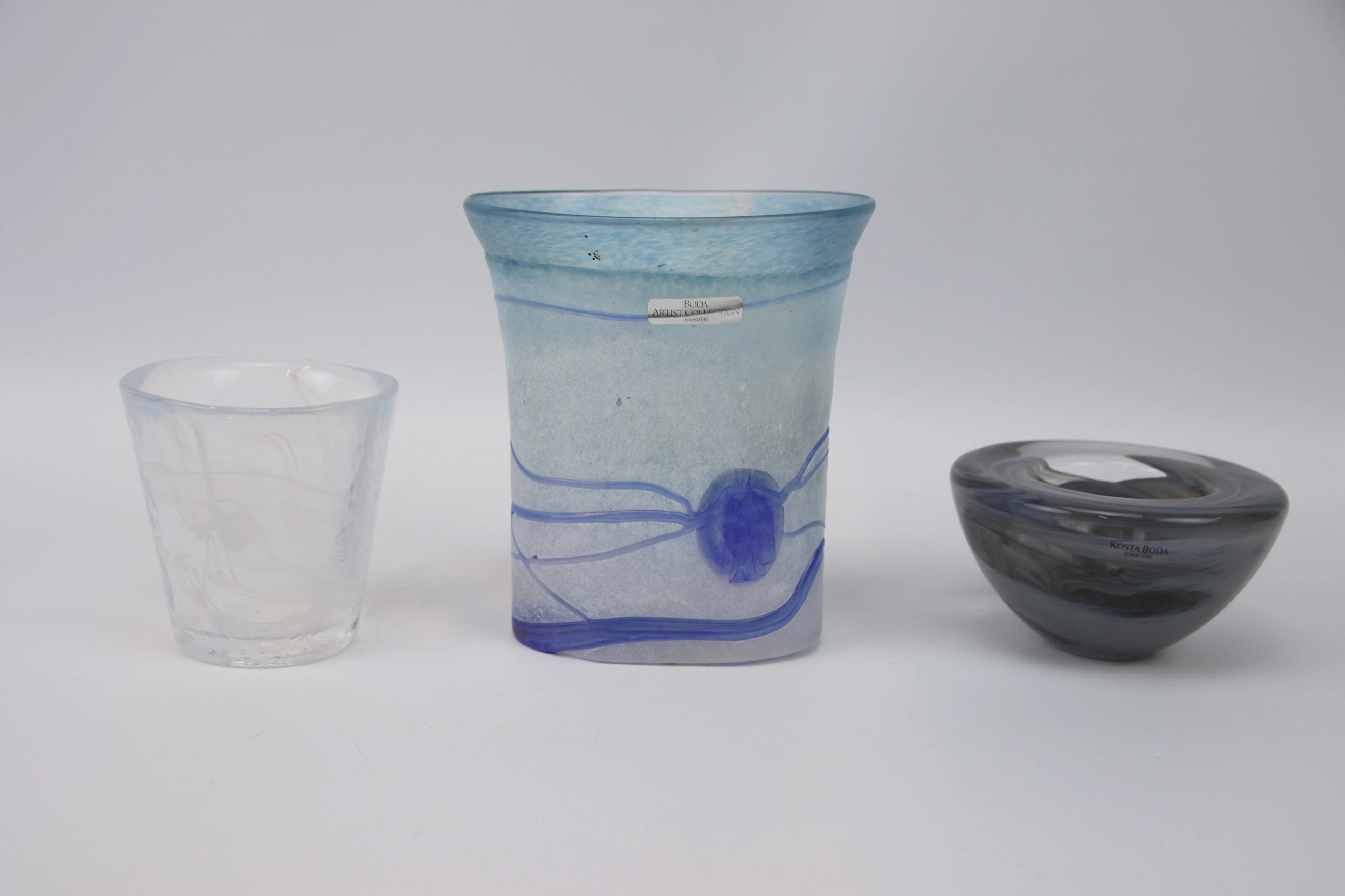 Oggetti di vetro, 3 pezzi, tra gli altri. vaso di Bertil Vallien, firmato. Artista Boda