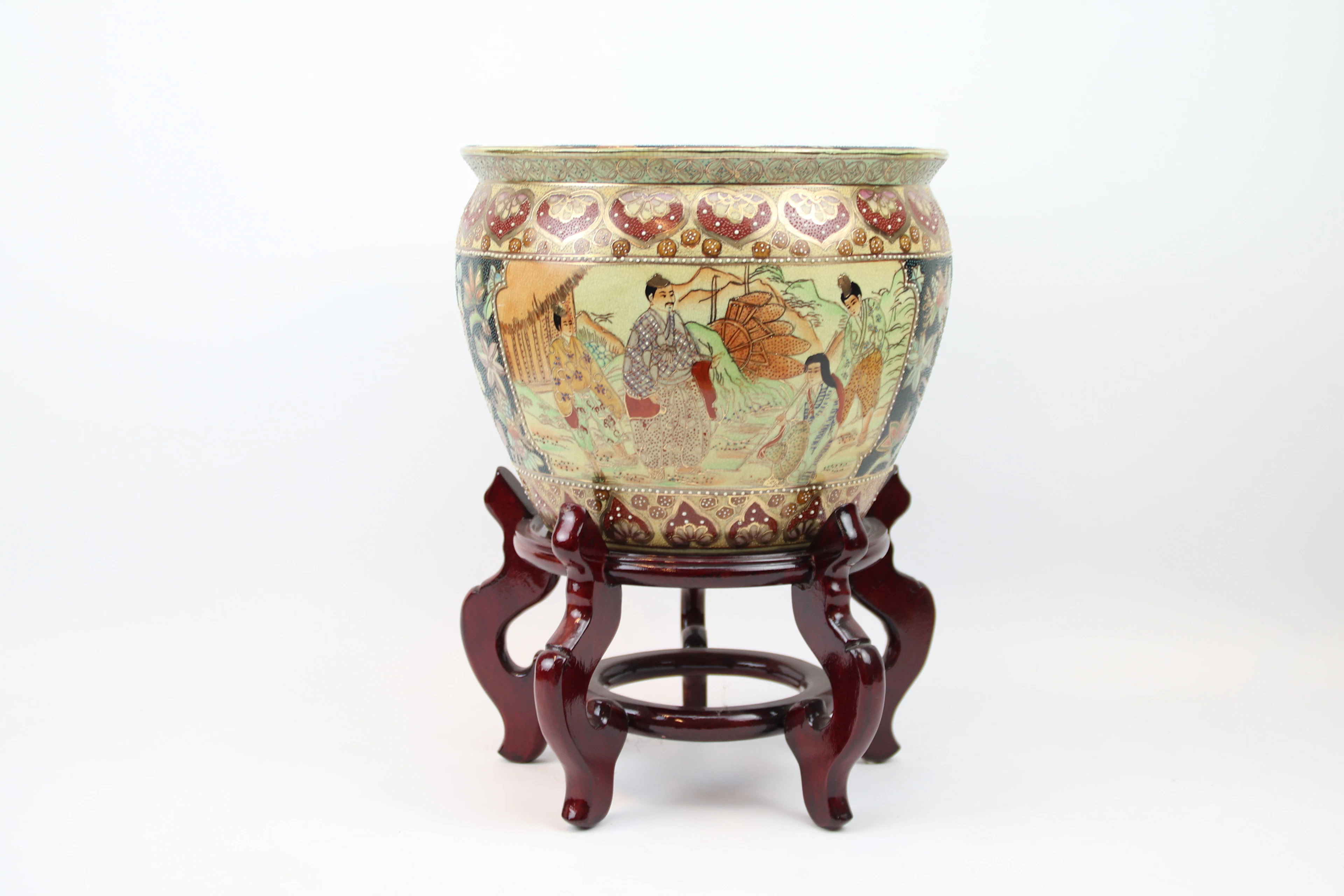 Pecera, cerámica, sobre un soporte de madera, China.