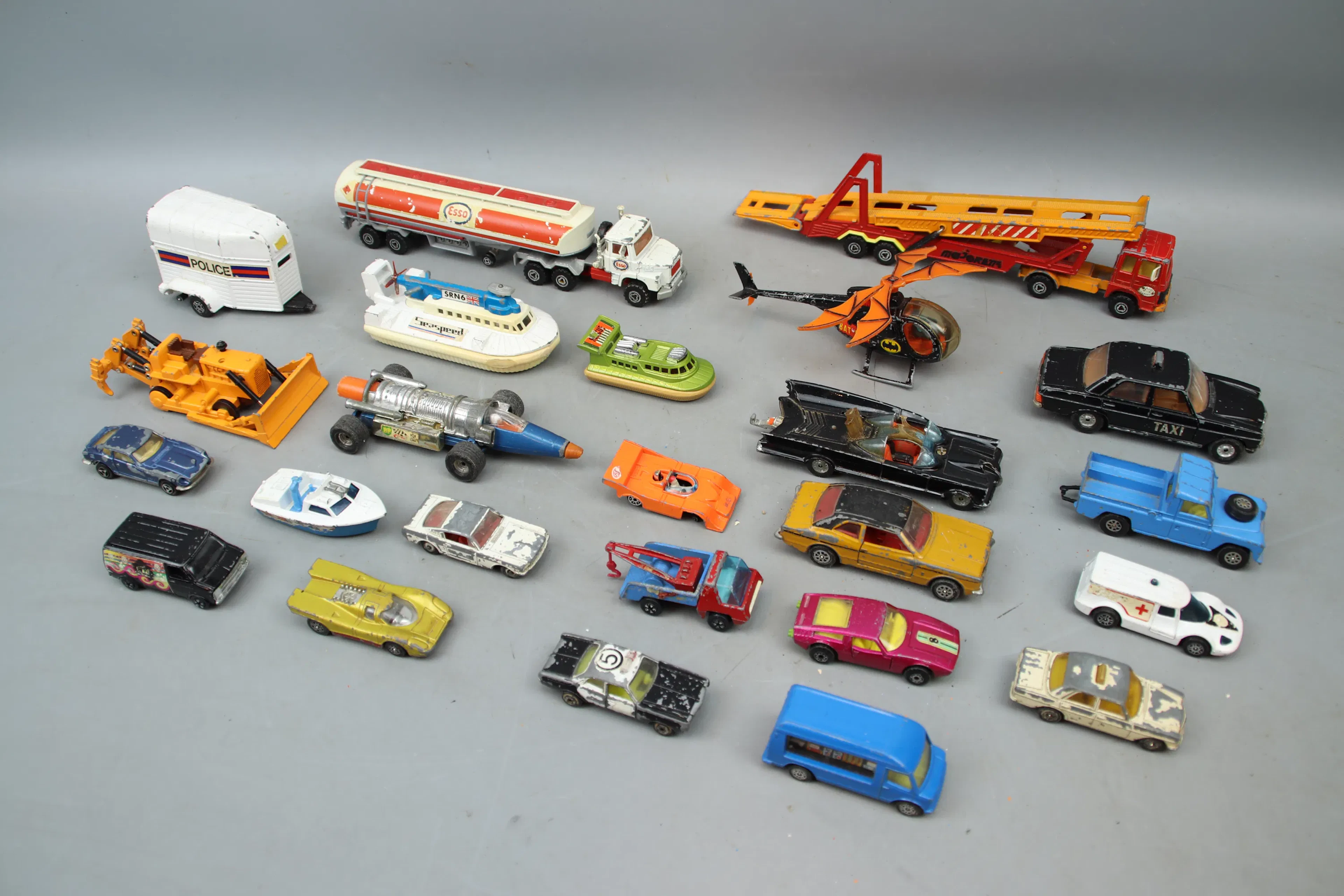 Vehículos de juguete, muchos, incluyendo Corgi y Matchbox.