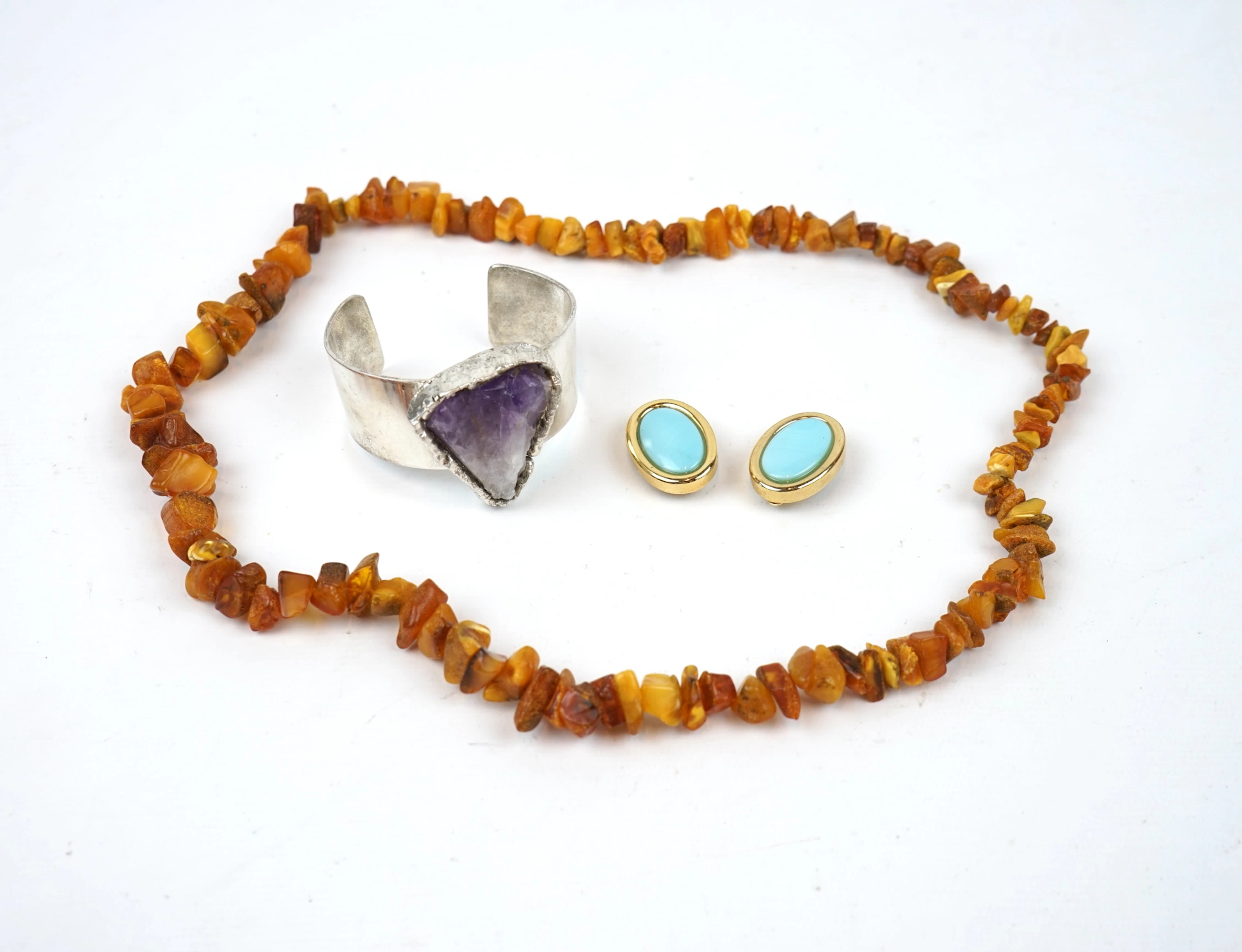 Collar, pulsera, pendientes, 4 piezas, incluyendo ámbar.