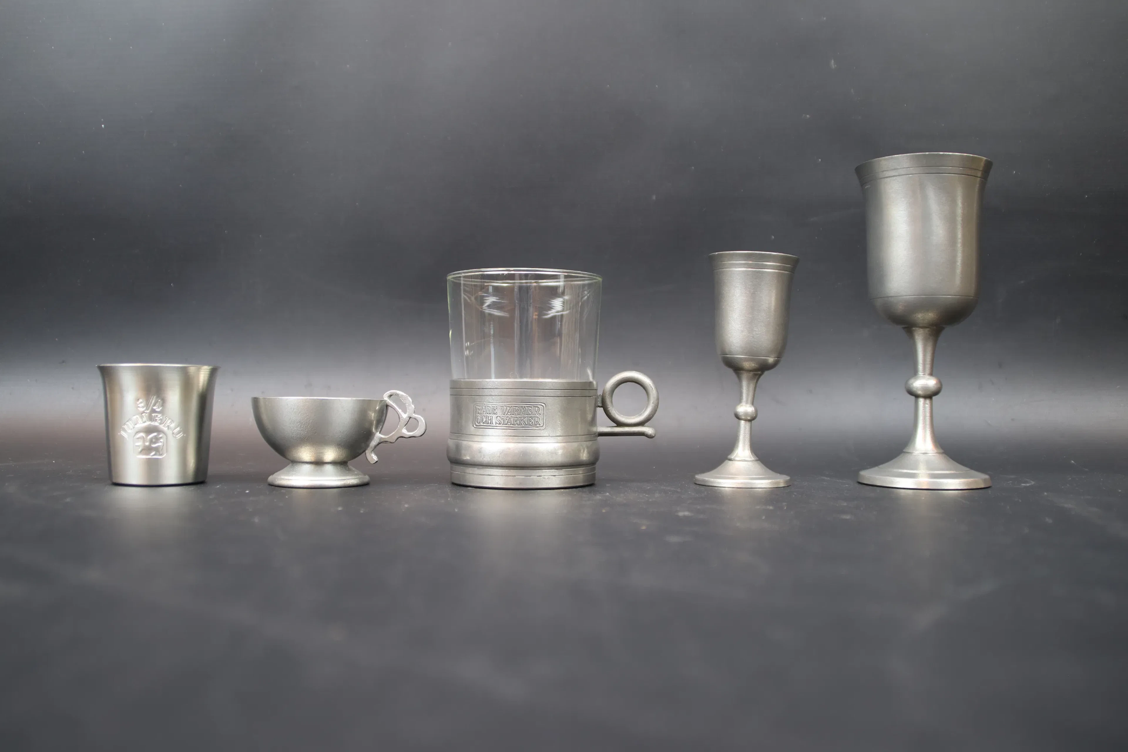 Piezas de cristalería, 47 piezas, peltre, varios modelos.