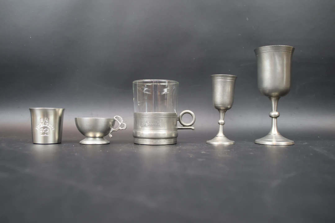 Piezas de cristalería, 47 piezas, peltre, varios modelos.