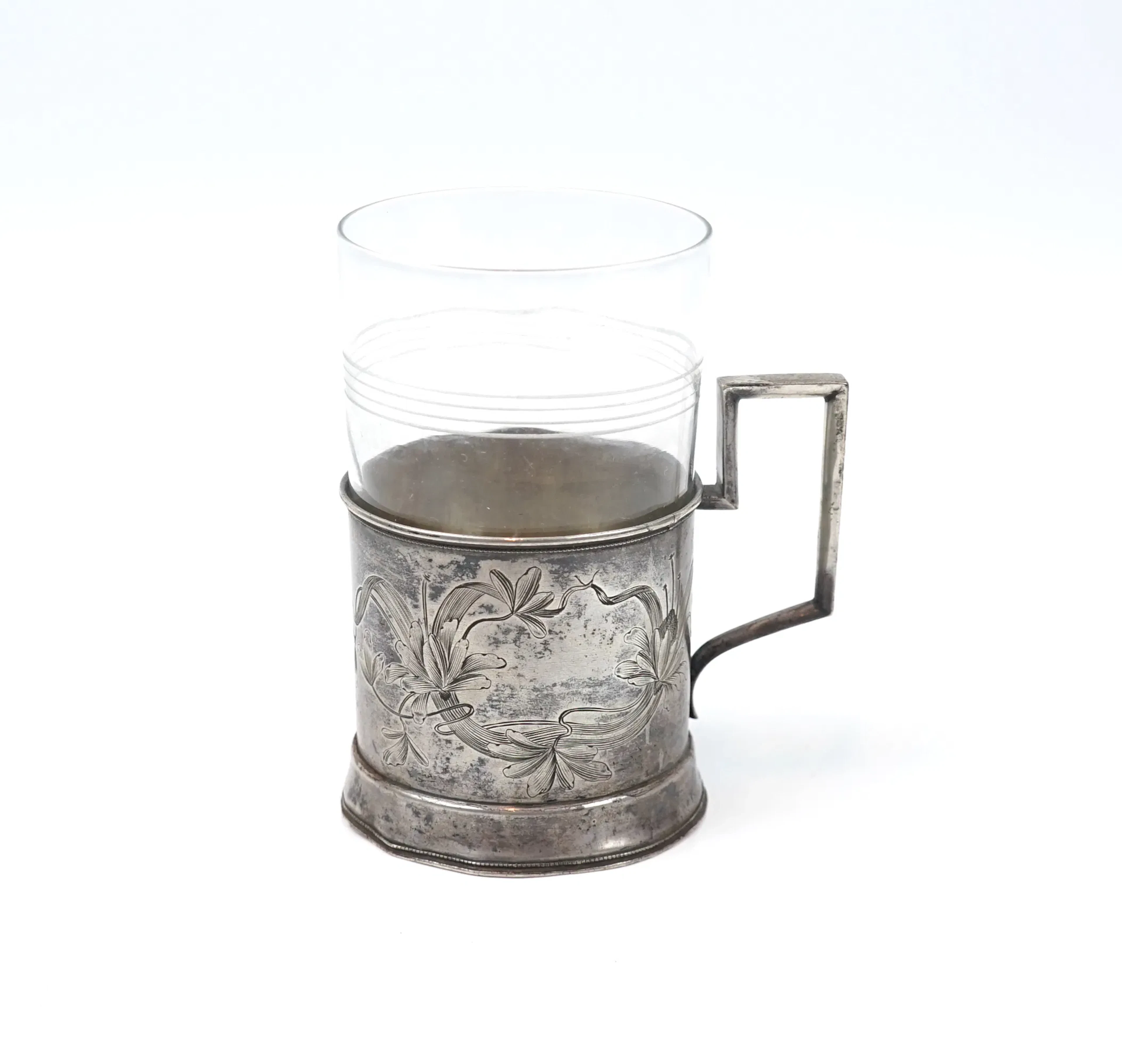 Copa de té con soporte de plata, Polonia, primera parte del siglo XX.
