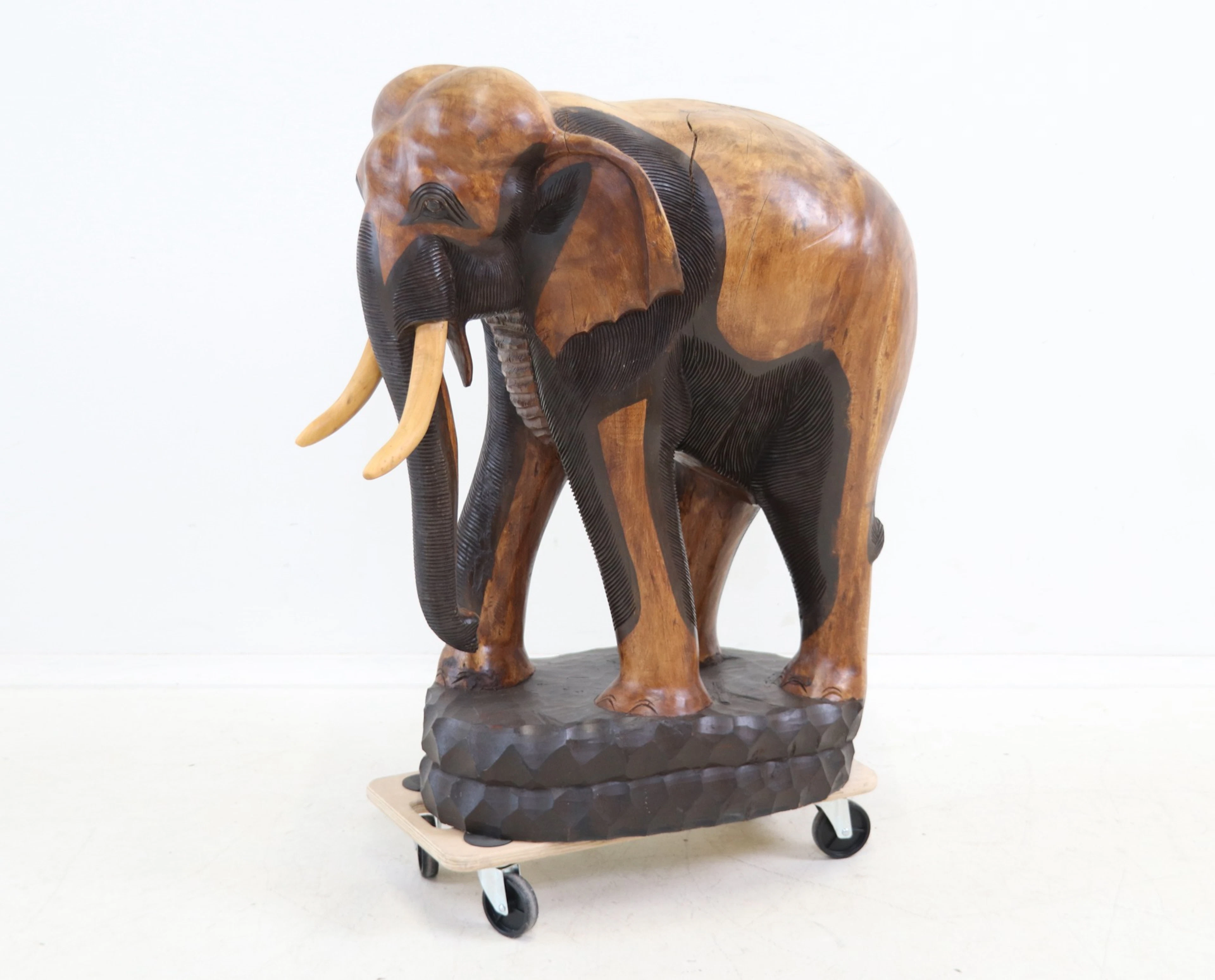 Escultura, elefante. madera.