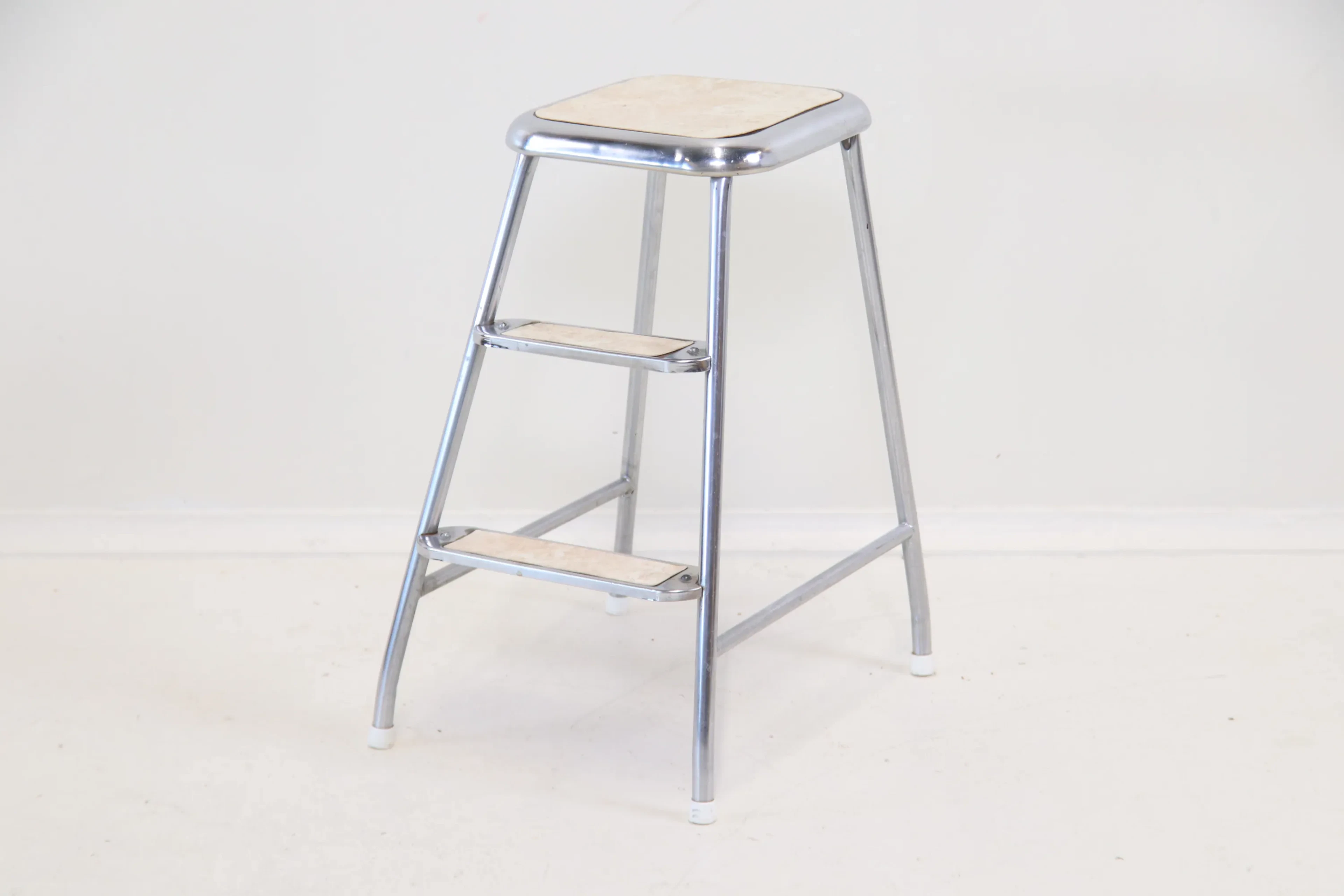 Sgabello a scala, cromato/plastica, Awab.