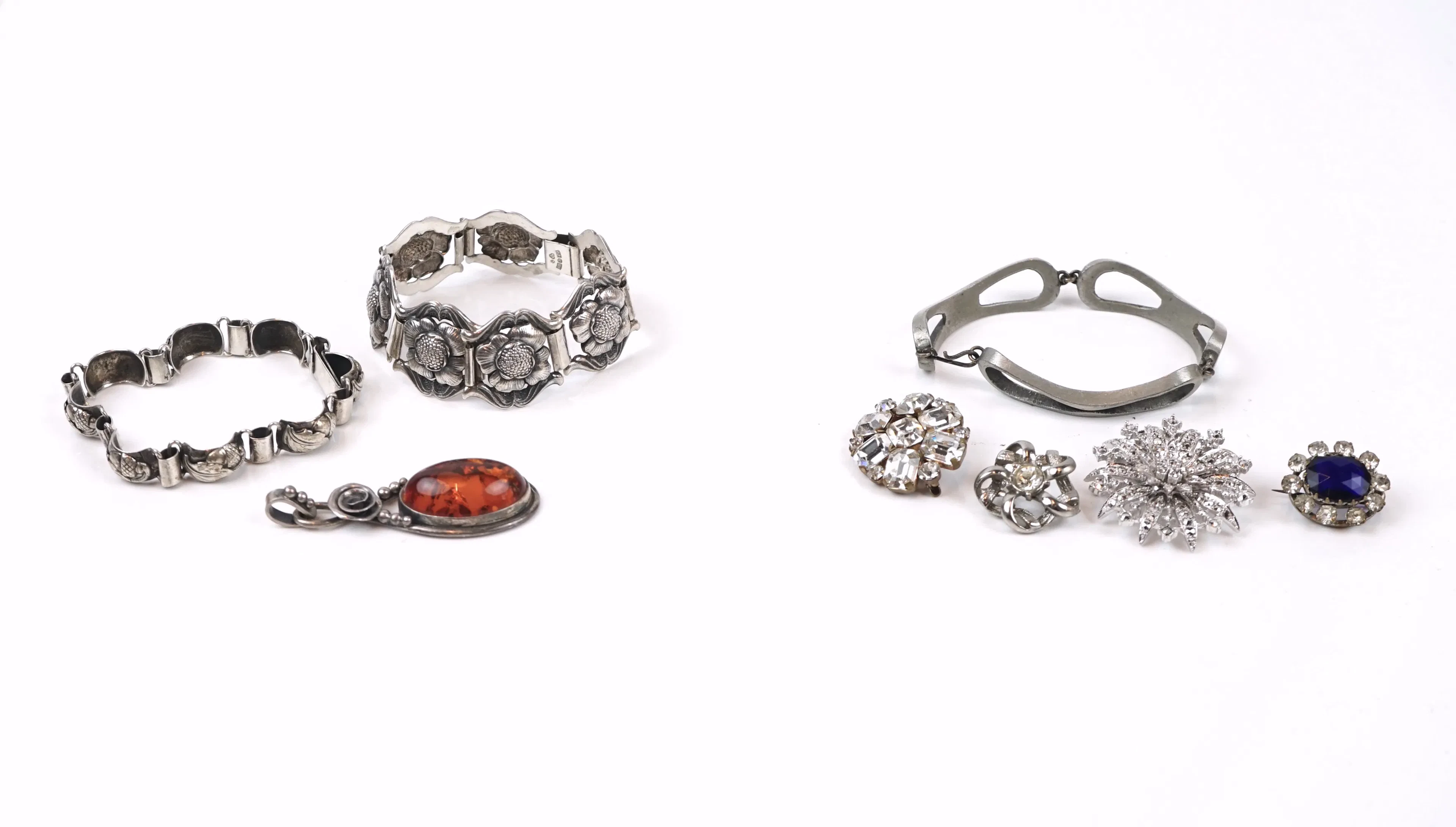 Bisutería y joyería, 8 piezas, varios metales.