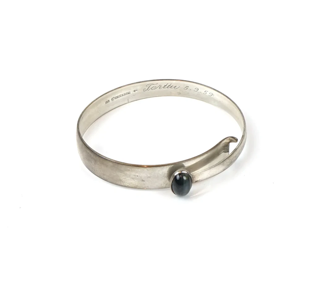 Brazalete con ojo de halcón, plata abrible.