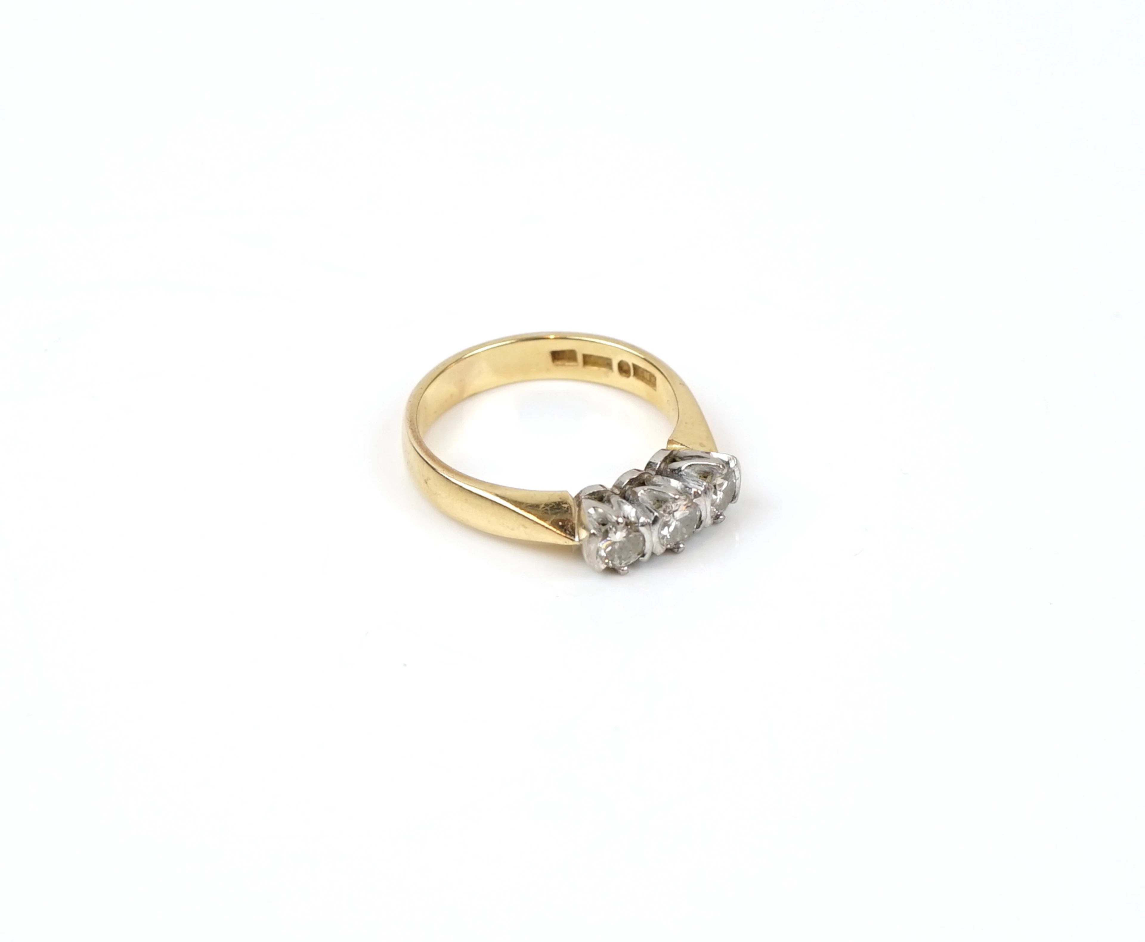 Ring, 18K white and red gold with 3 brilliant-cut diamonds 0,69K