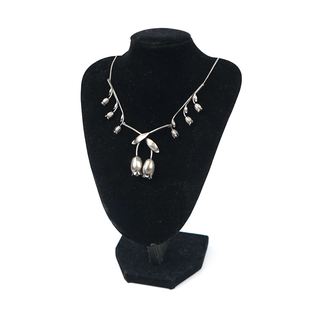 Collier con campanillas de flores, plata.