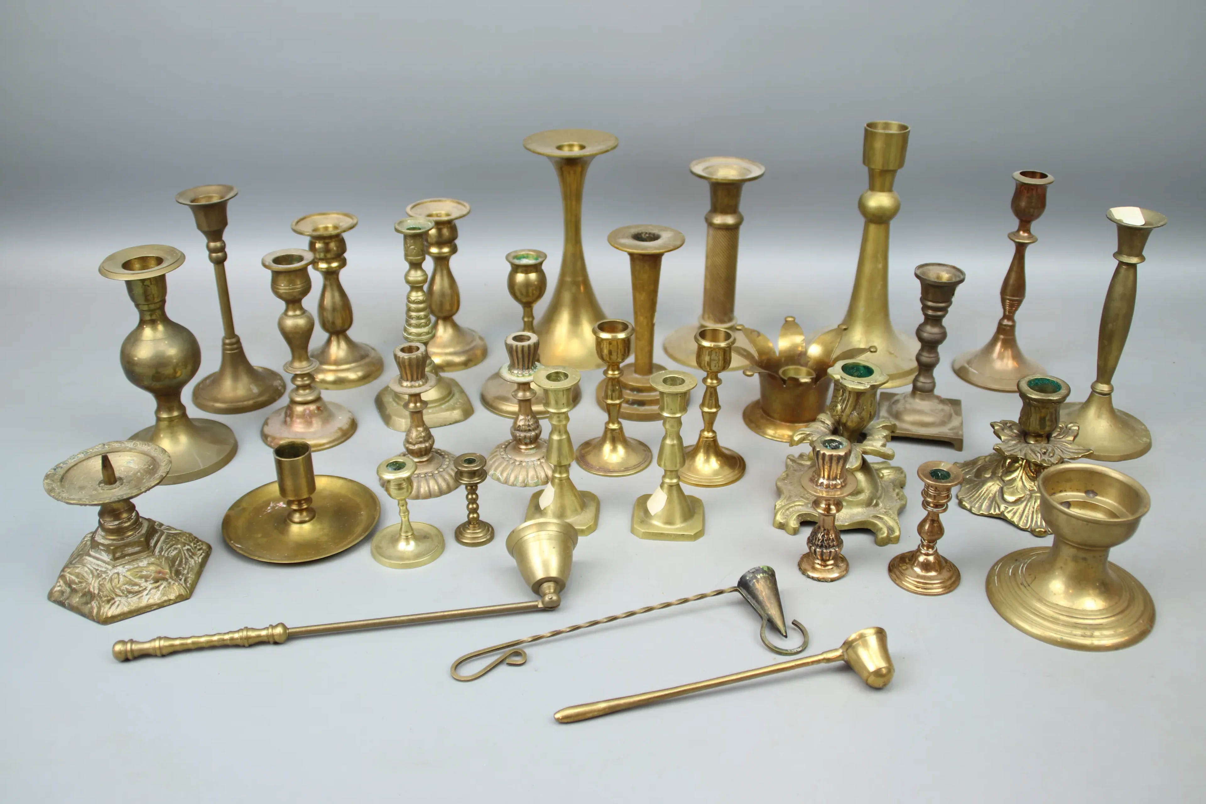 Candelabri e estintori di candele, un lotto, ottone/minerale.