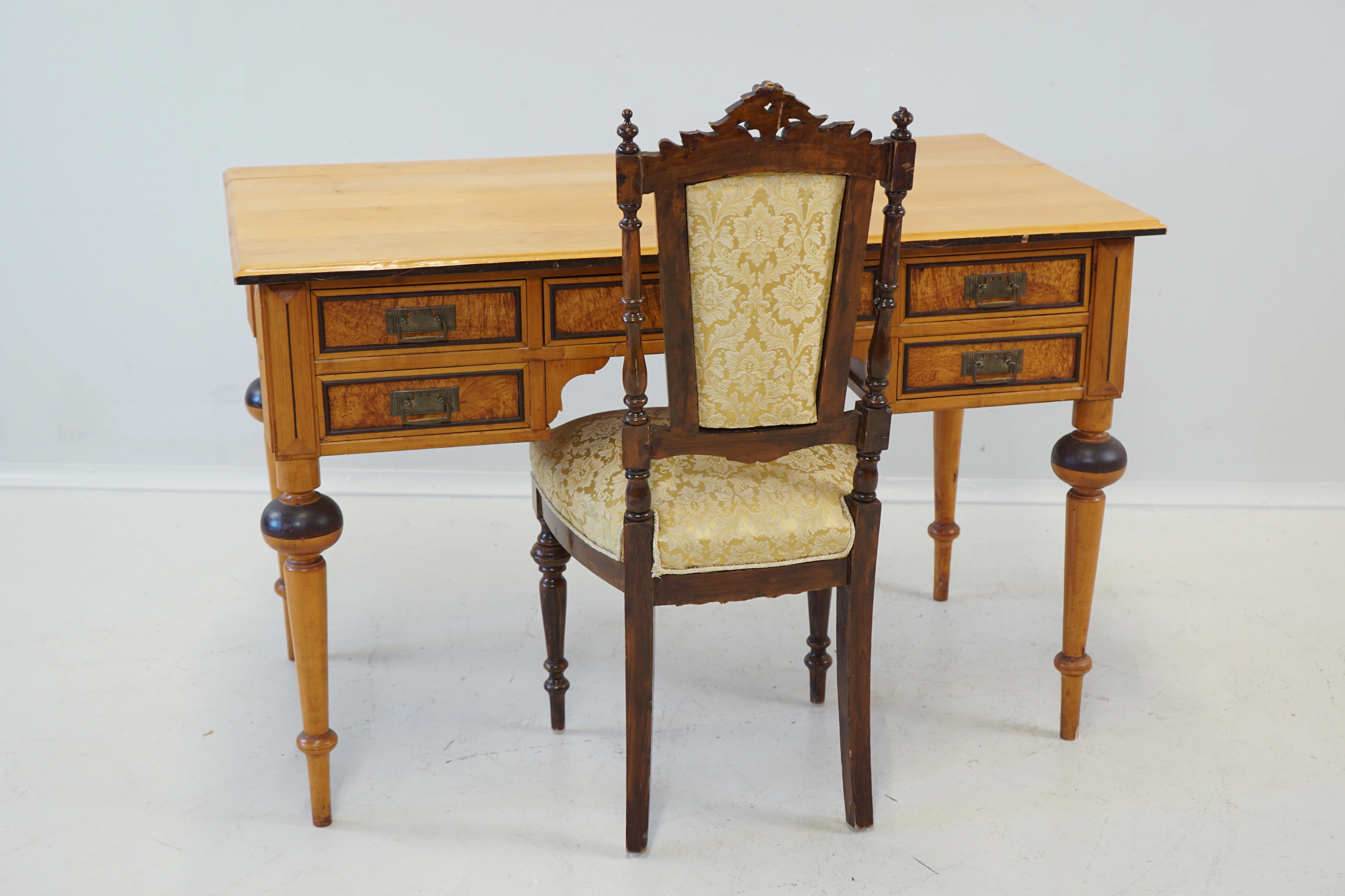 Escritorio con 5 cajones y silla, abedul, 1800/1900.