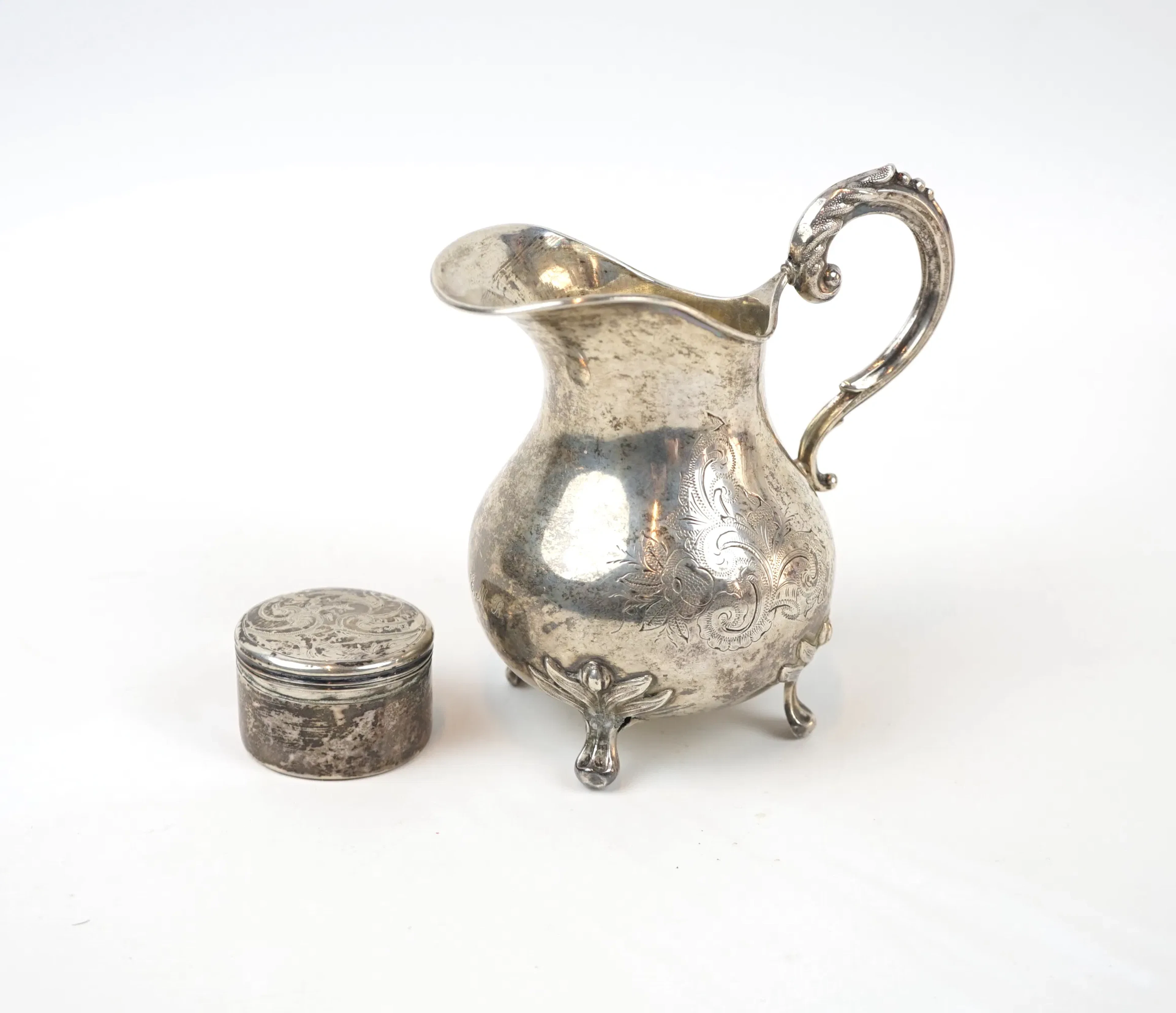 Jarra de nata y caja de pastillas, plata, segunda mitad del siglo XIX.