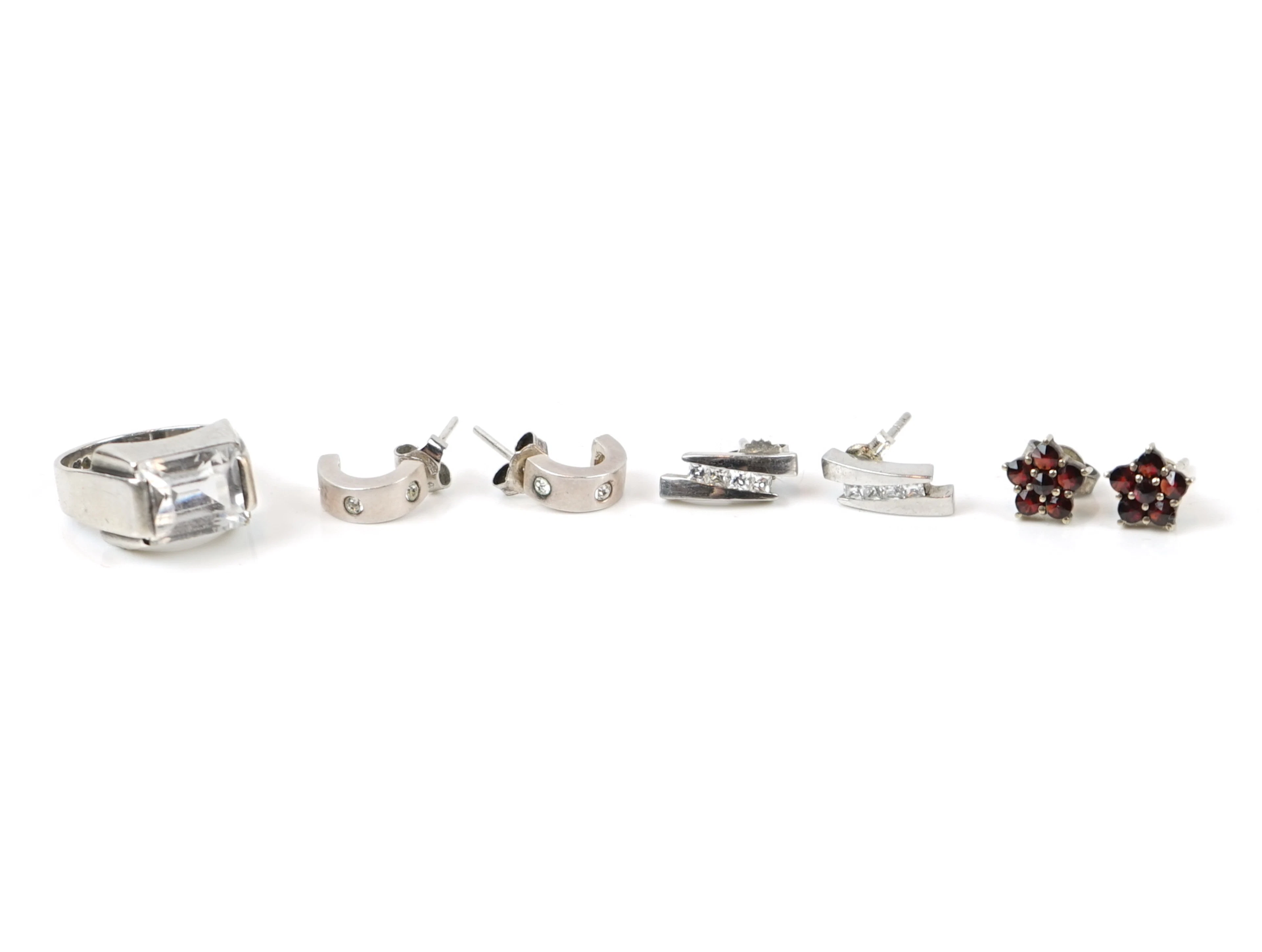 Anello e orecchini, 7 pezzi, argento.