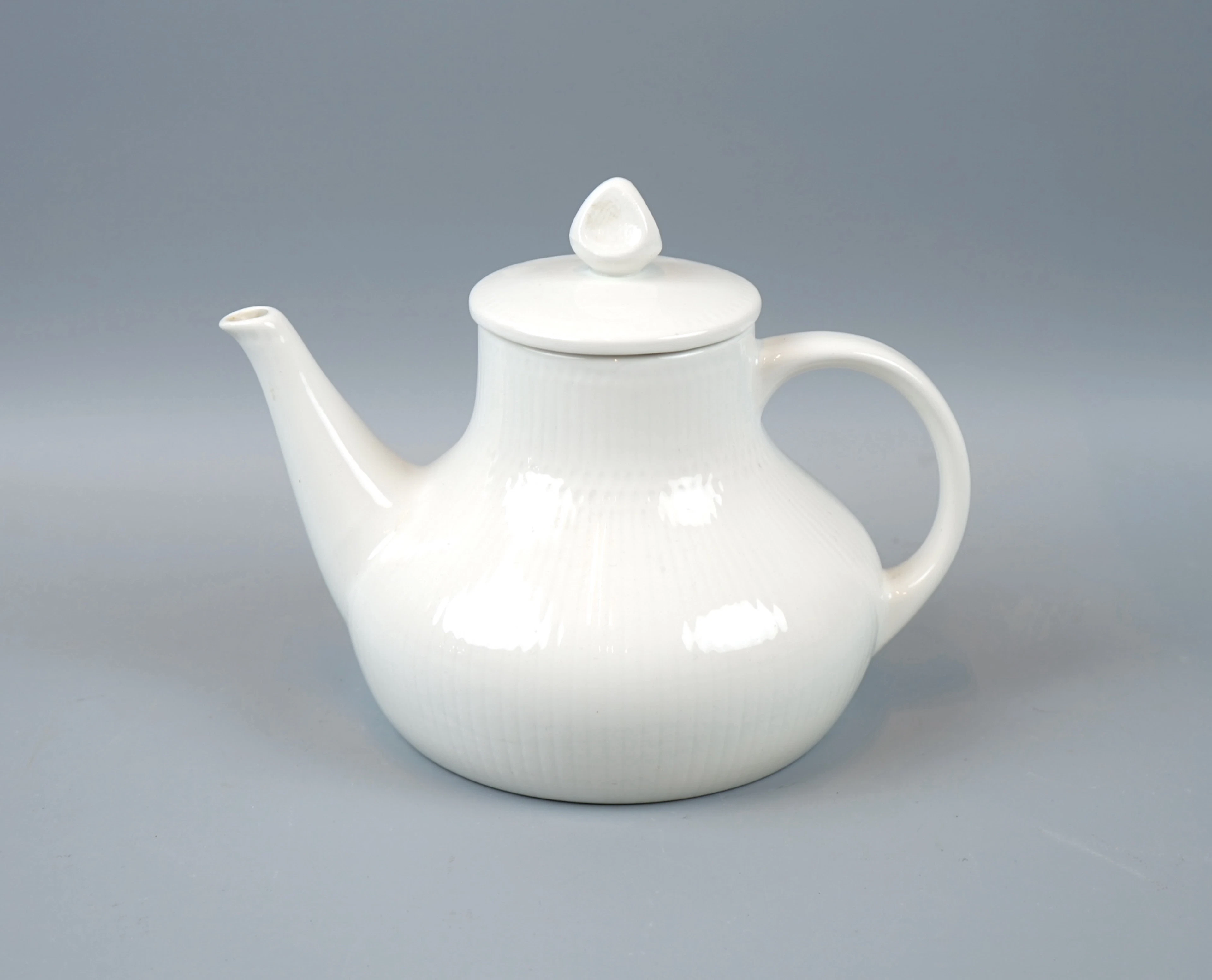 Hertha Bengtsson, una tetera de porcelana, ''Rosemary'', Rörstrand.