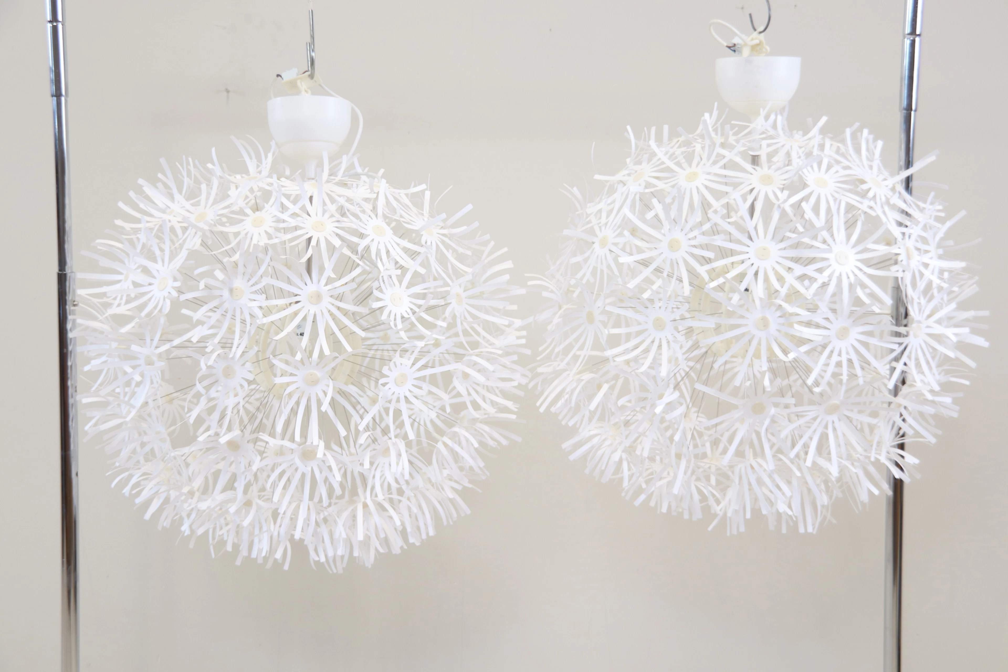 Marcus Arvonen, 2 Stücke, Deckenlampen aus Papier/Metall/Kunststoff, "Löwenzahn", IKEA.