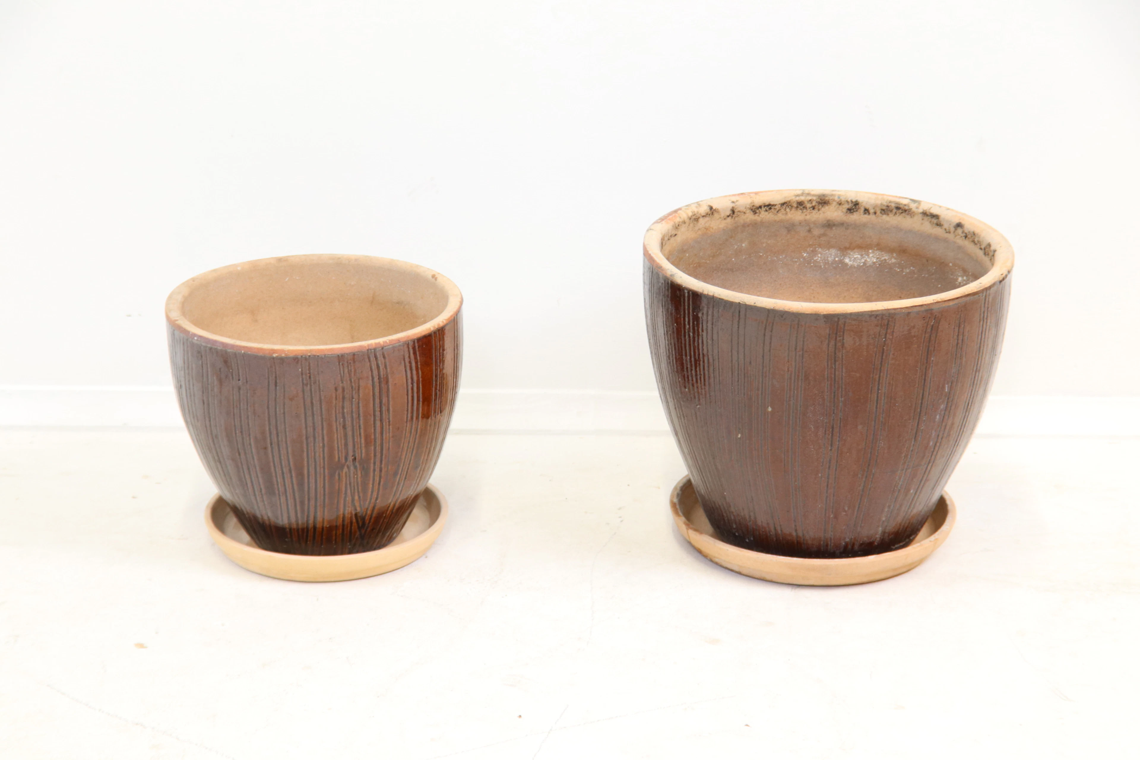Pentole e piattini, 4 pezzi, ceramiche.
