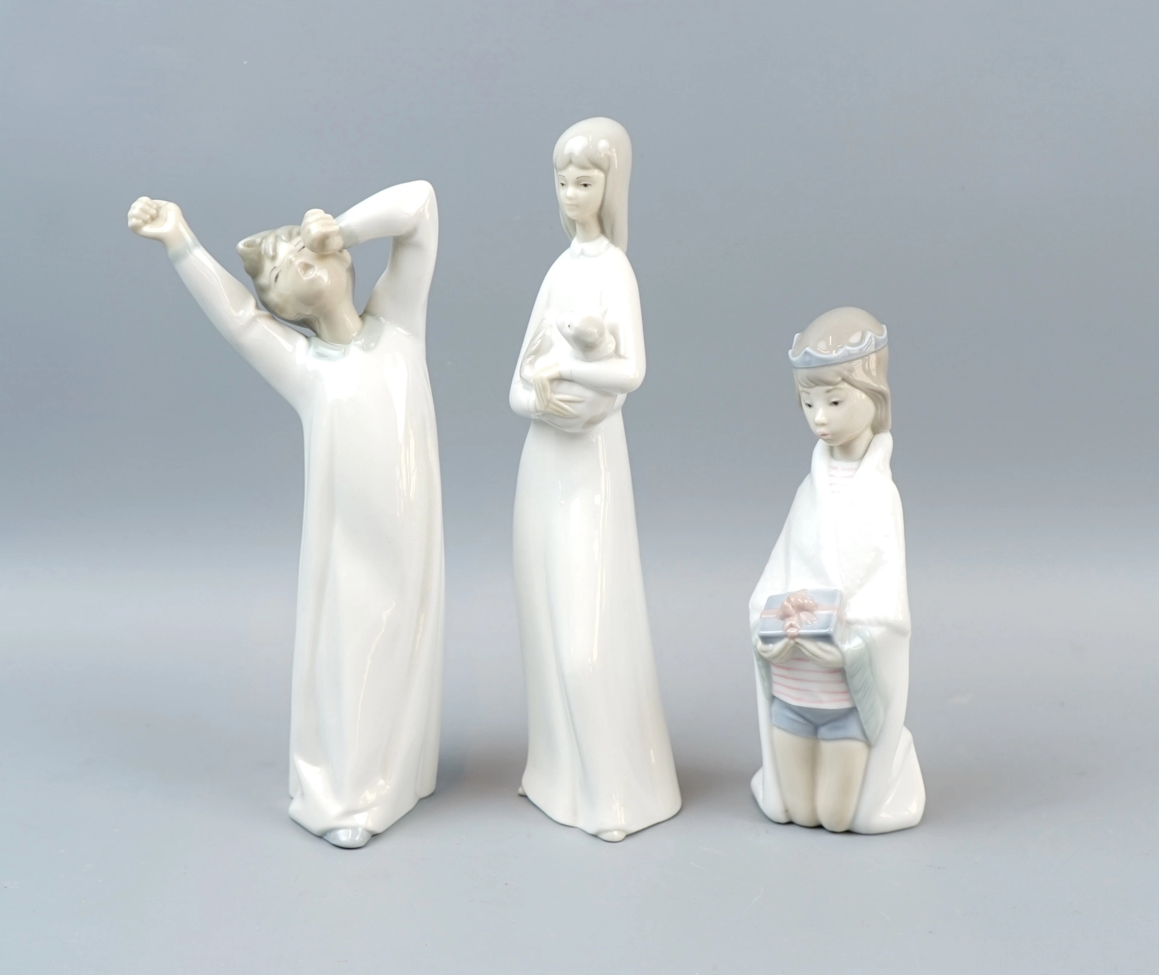 Figuritas, 3 piezas, porcelana, incluyendo Lladro, España.