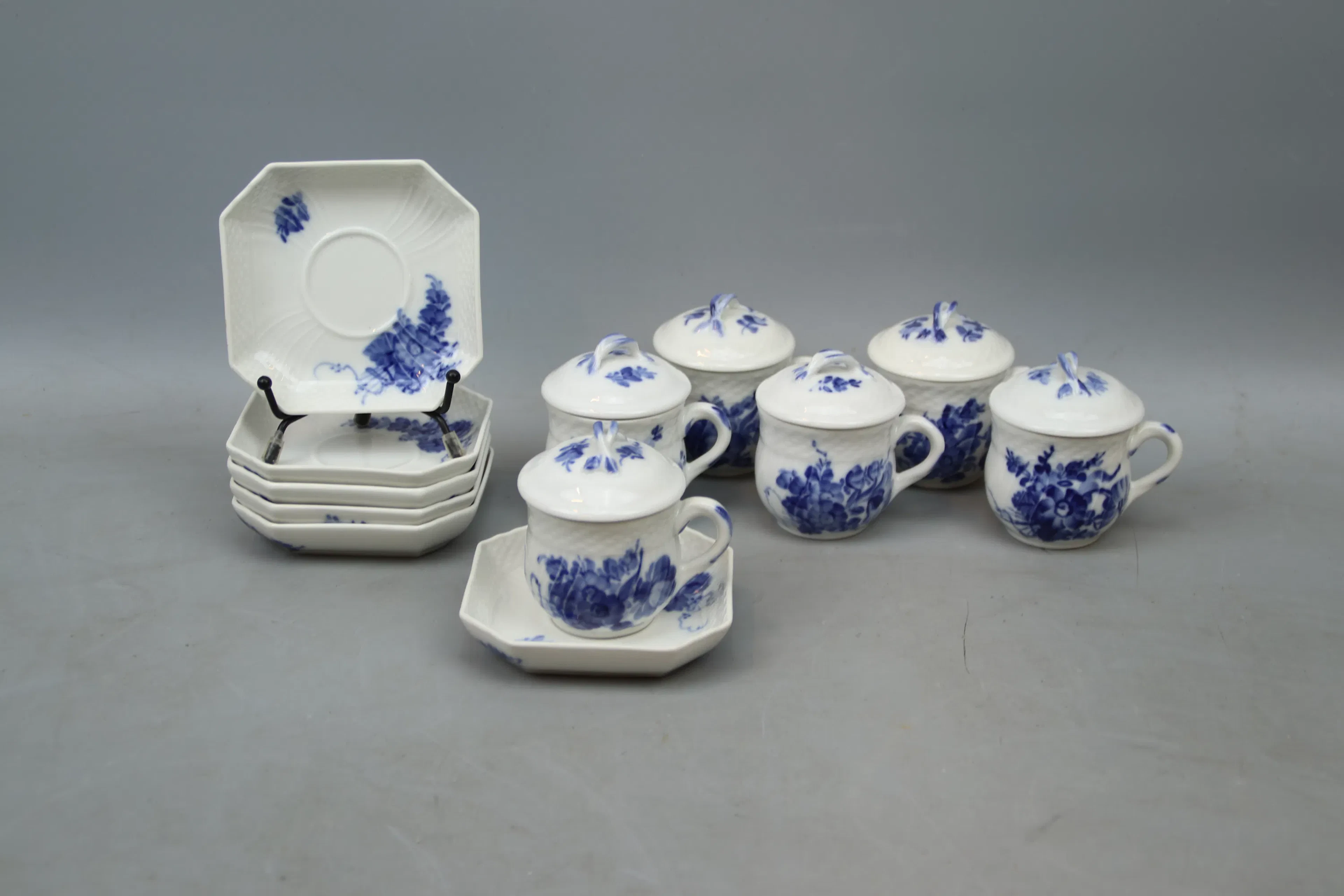Tazas de nata con platillo, 6 piezas, porcelana, "Flor azul", Royal Copenhagen.