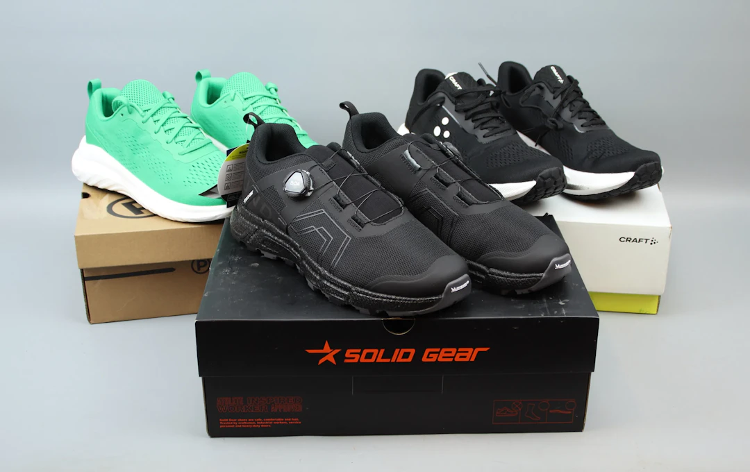 Scarpe, 3 paia, inclusa Solid Gear.