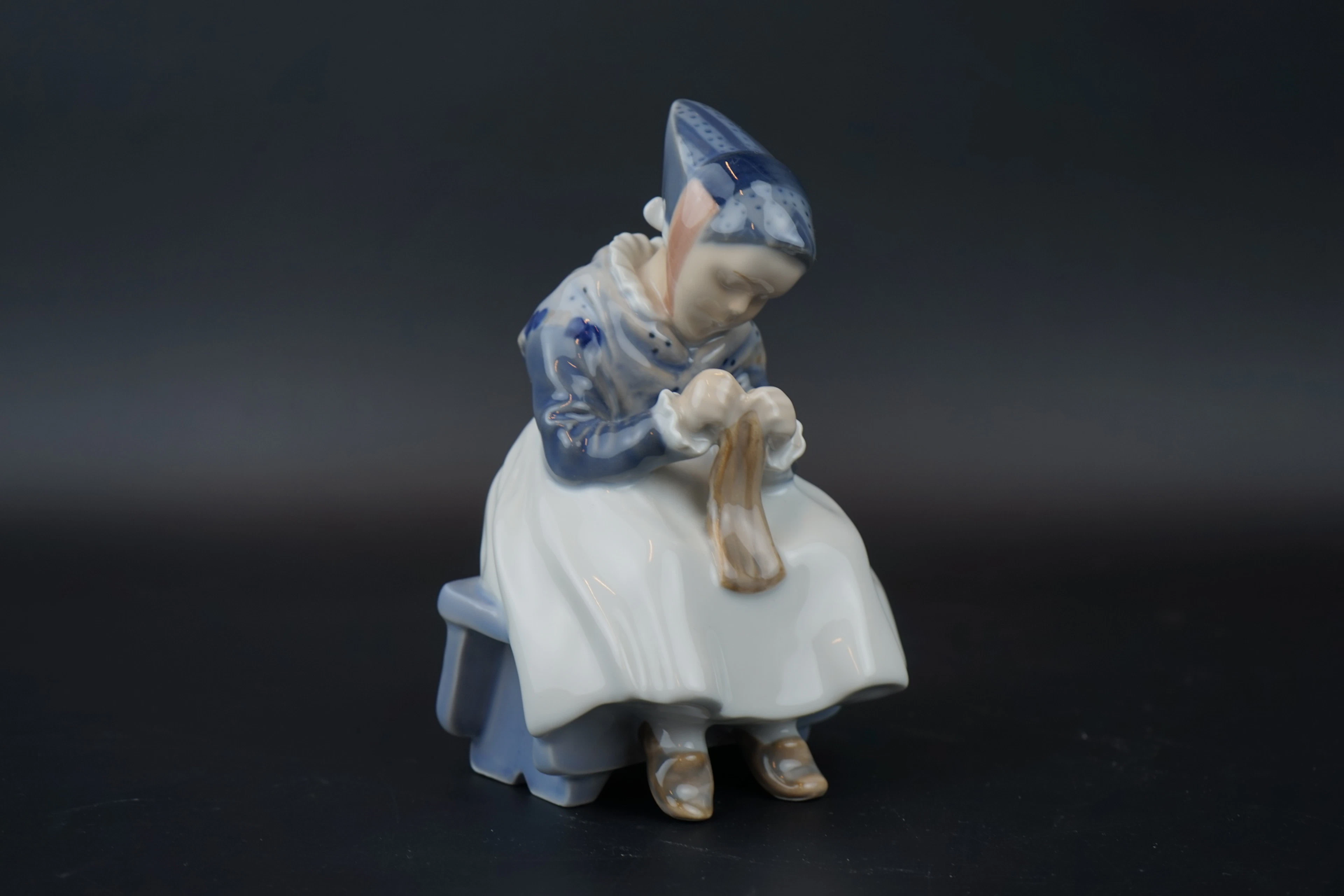Lotte Benter, figura de porcelana, "Amager Girl", Royal Copenhagen.