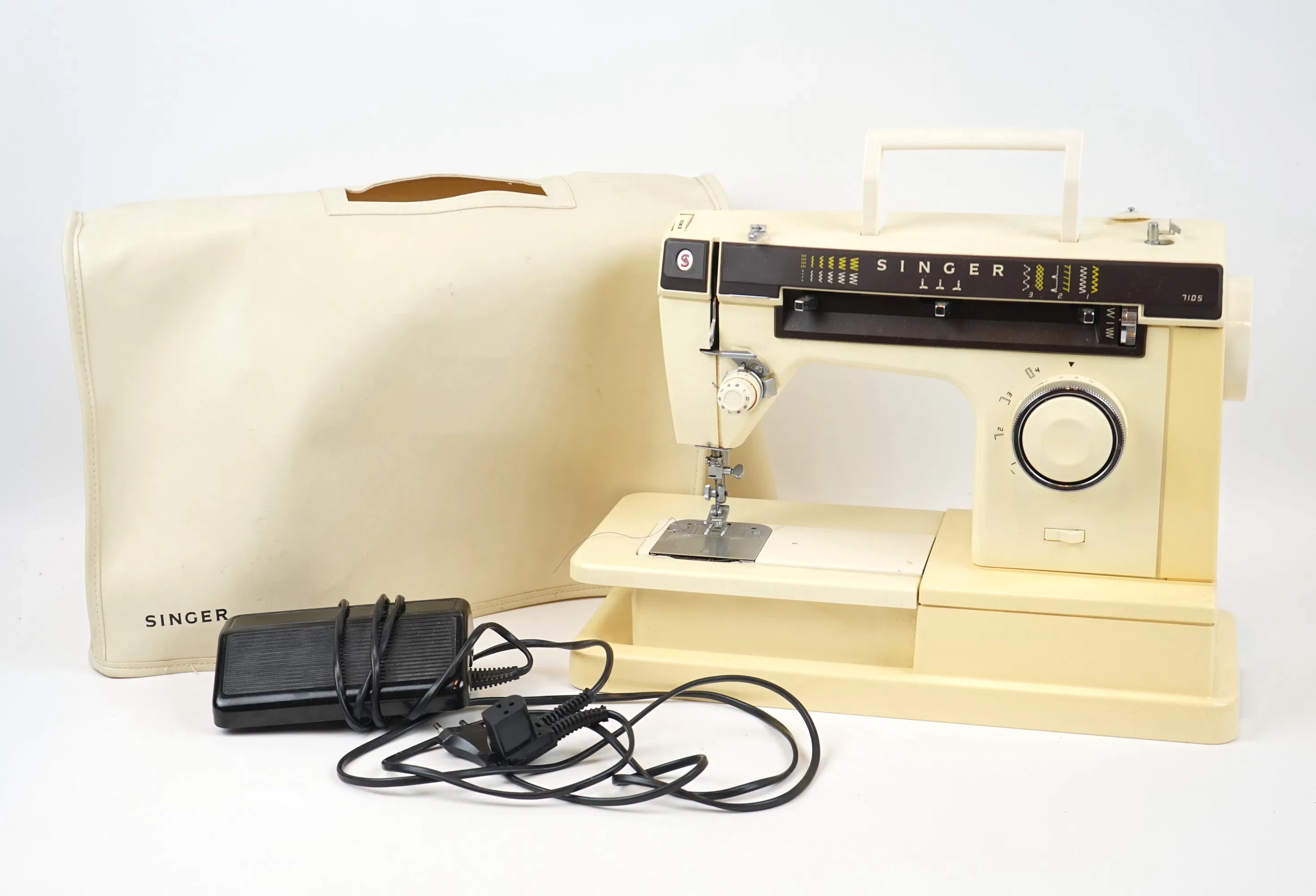 Machine à coudre, Singer 7105.