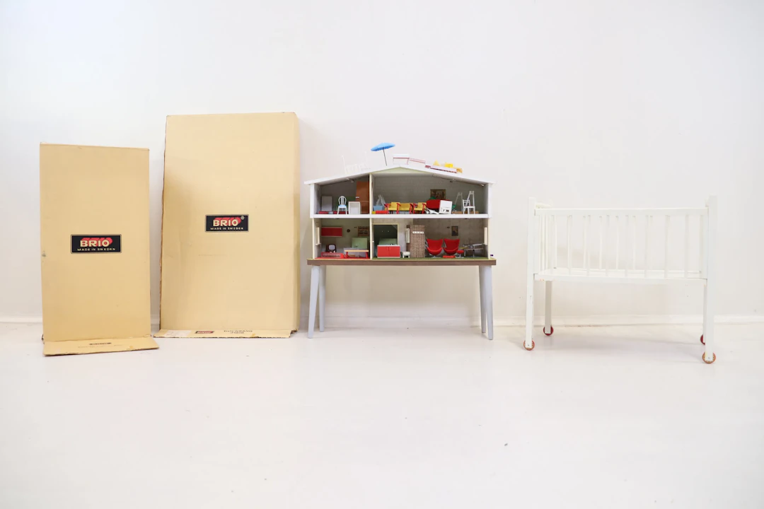 Dollhouse with accessories, as well as doll's bed, wood, Brio.
