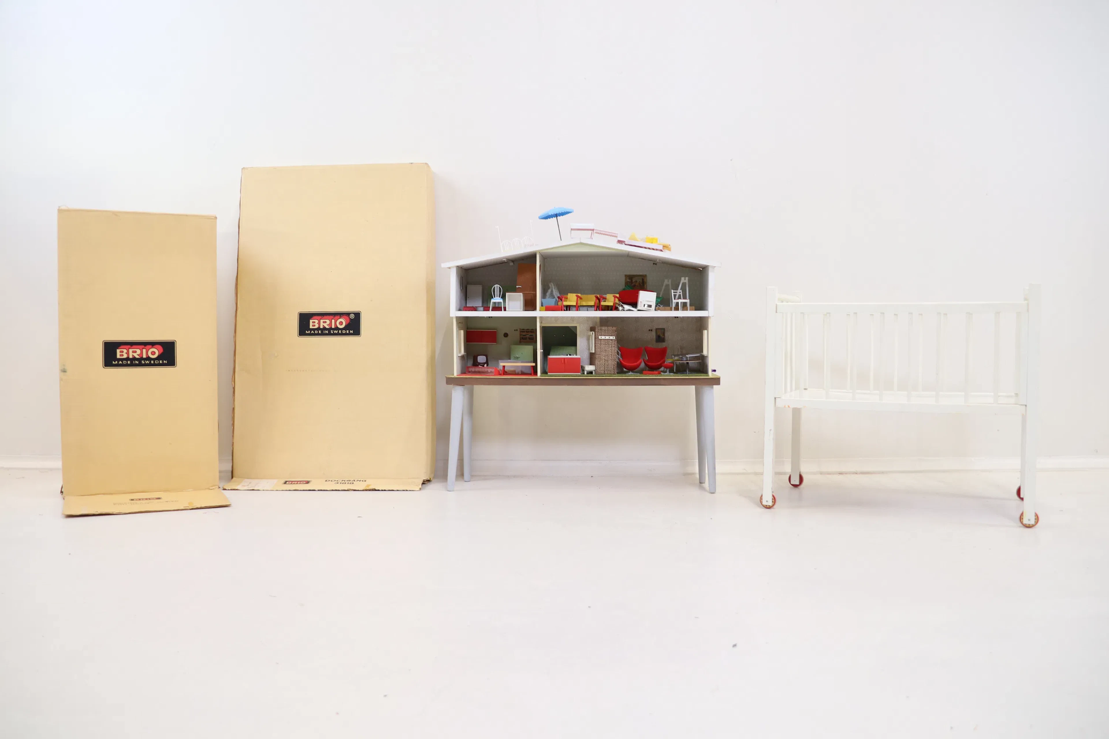 Dollhouse with accessories, as well as doll's bed, wood, Brio.
