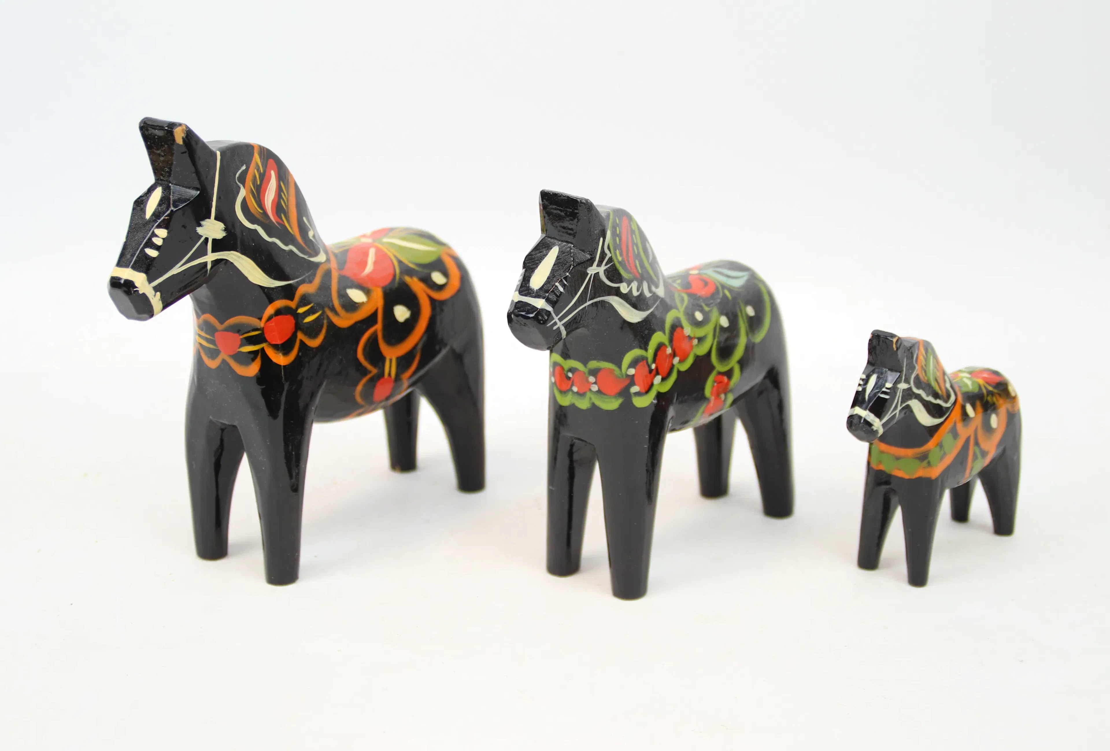 Caballos Dala, 3 piezas de madera, dos caballos etiquetados como Erik Pell, Nusnäs.