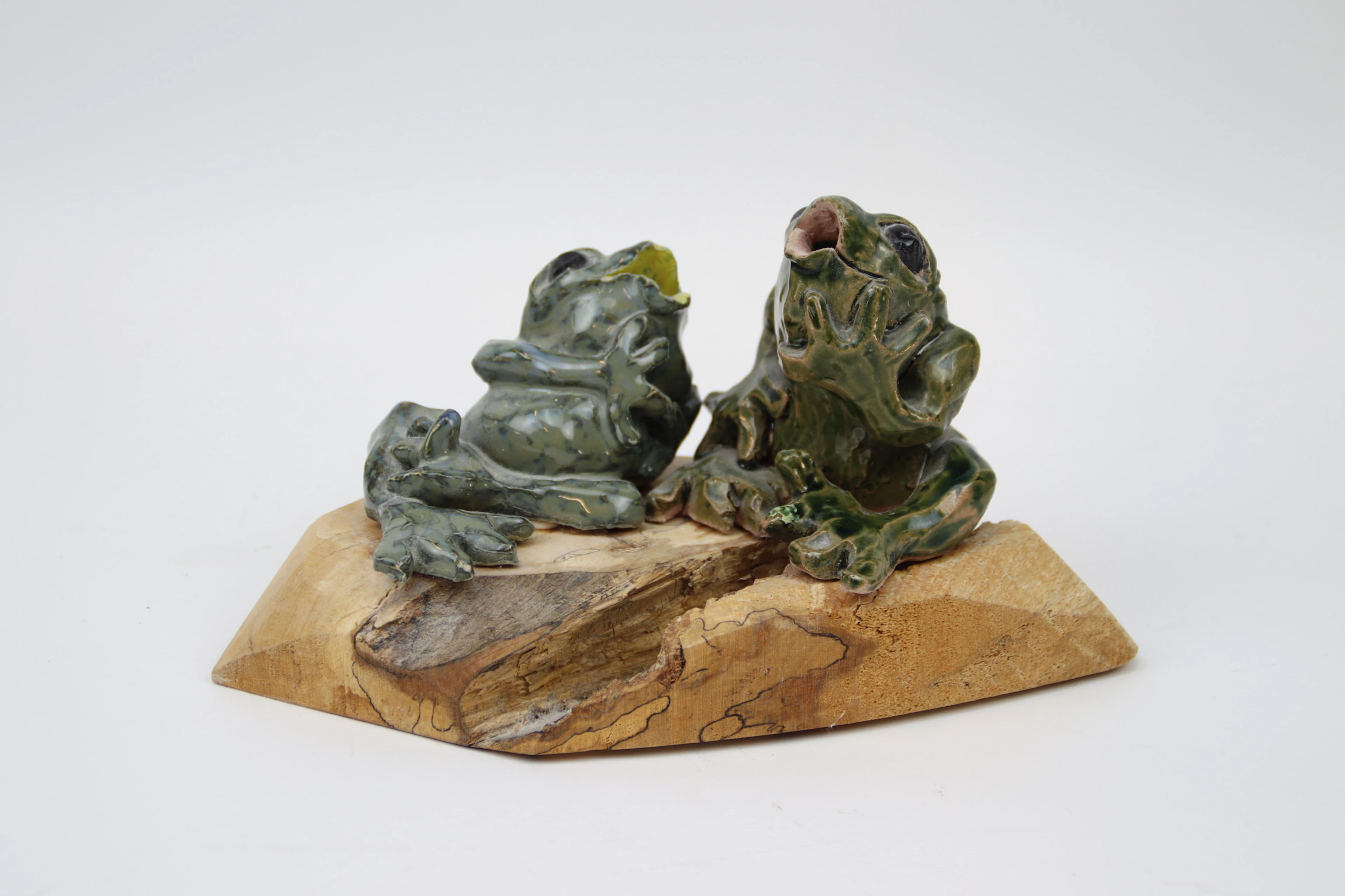 Elisabet Wallin, Figur, Frösche, Keramik/Holz, signiert.