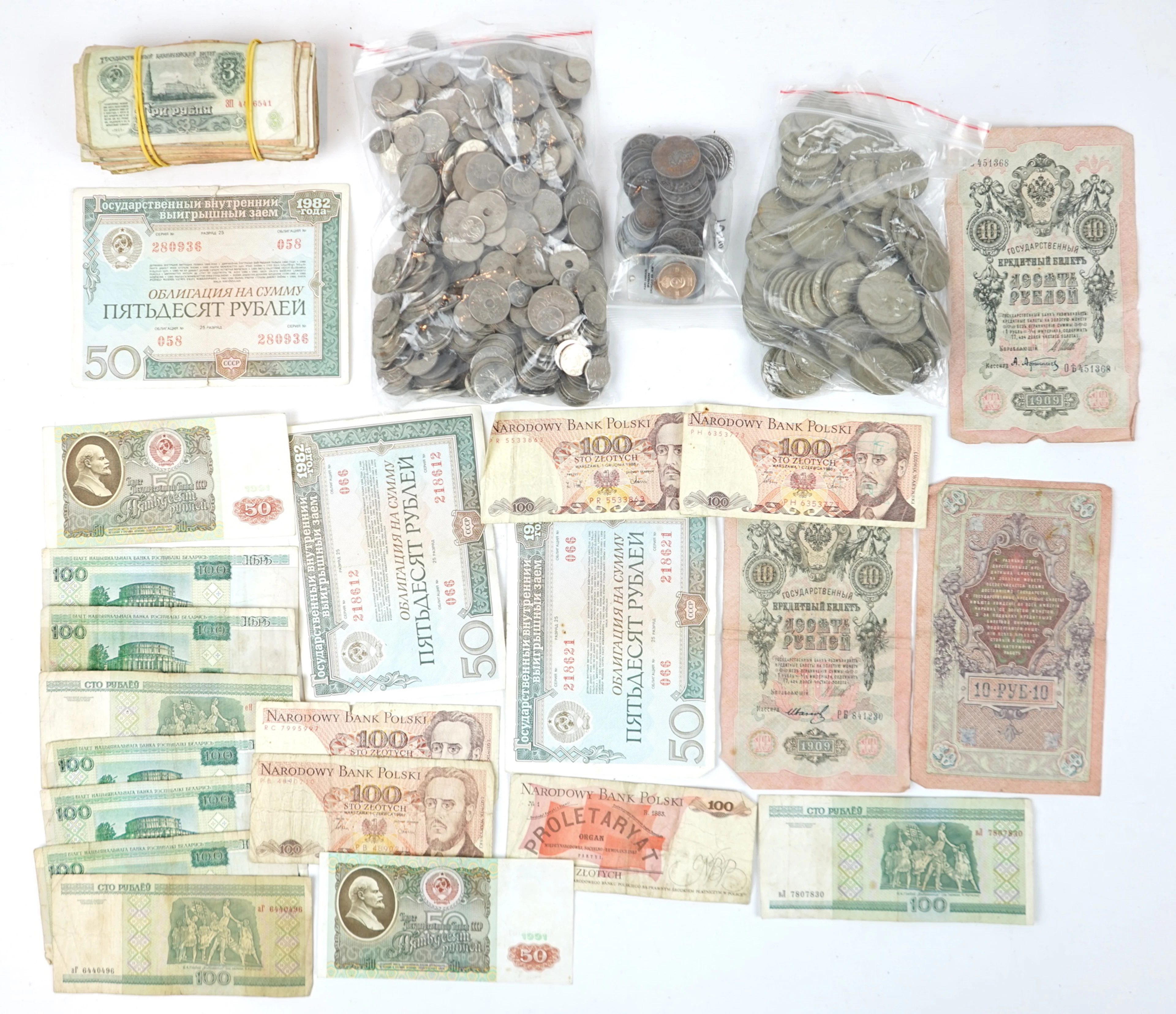 Monedas y billetes más antiguos, muchas monedas variadas.