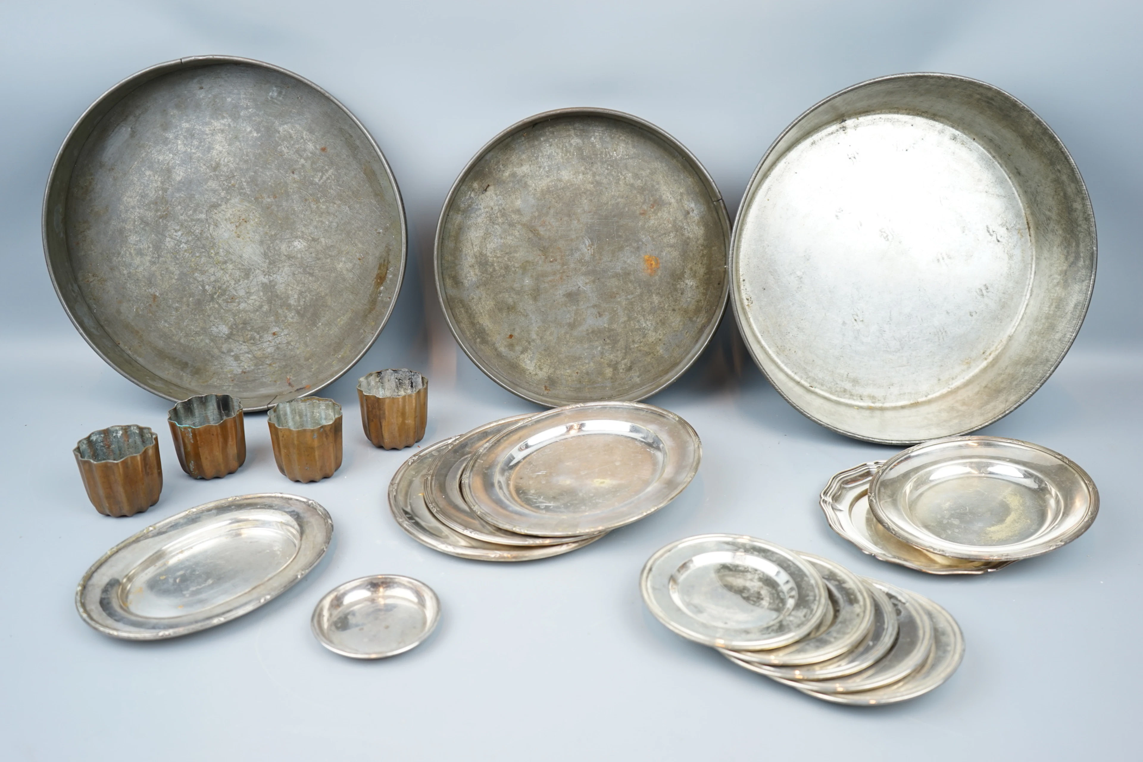 Backformen, Untersetzer, etc., 19 Stück, verschiedene Metalle, kleine Schale in Silber.