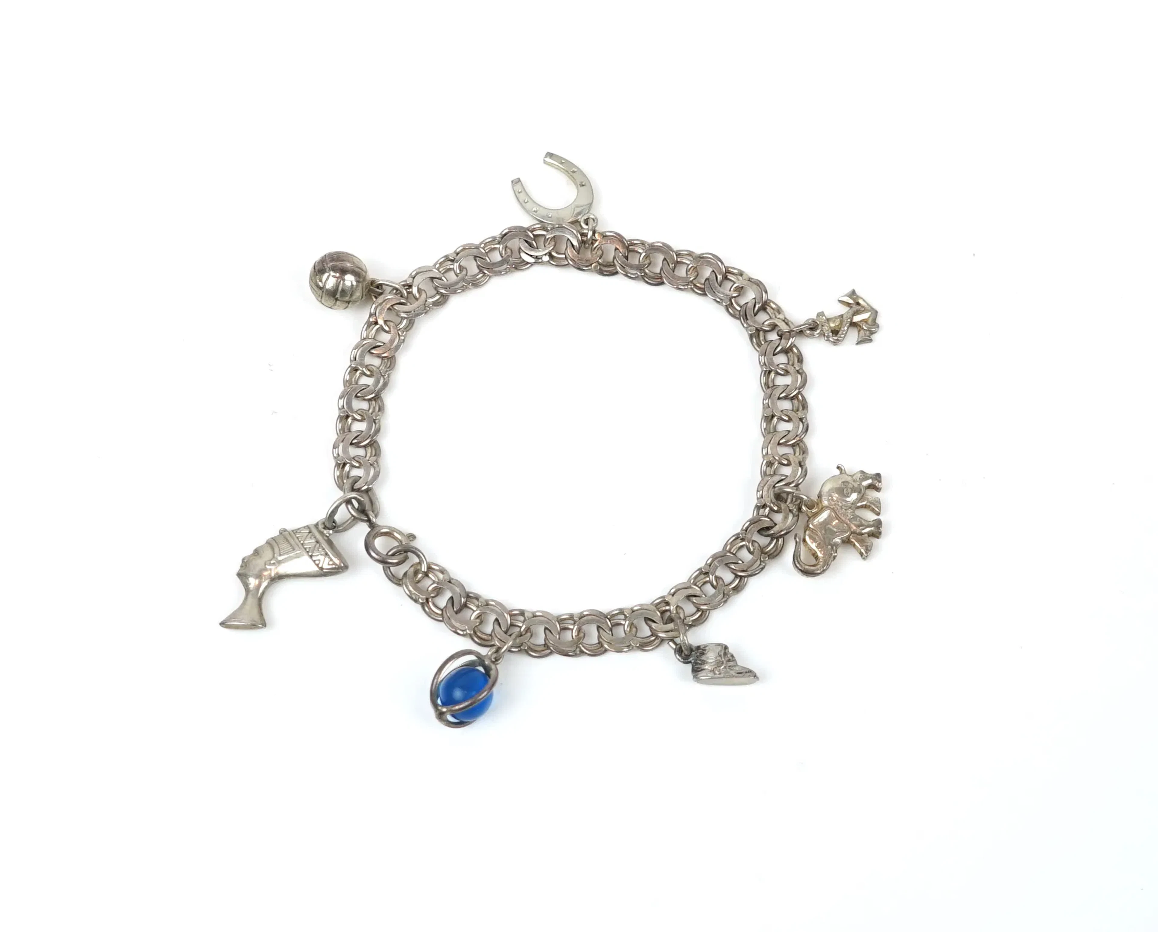 Pulsera, bismarck, con amuletos, de plata.