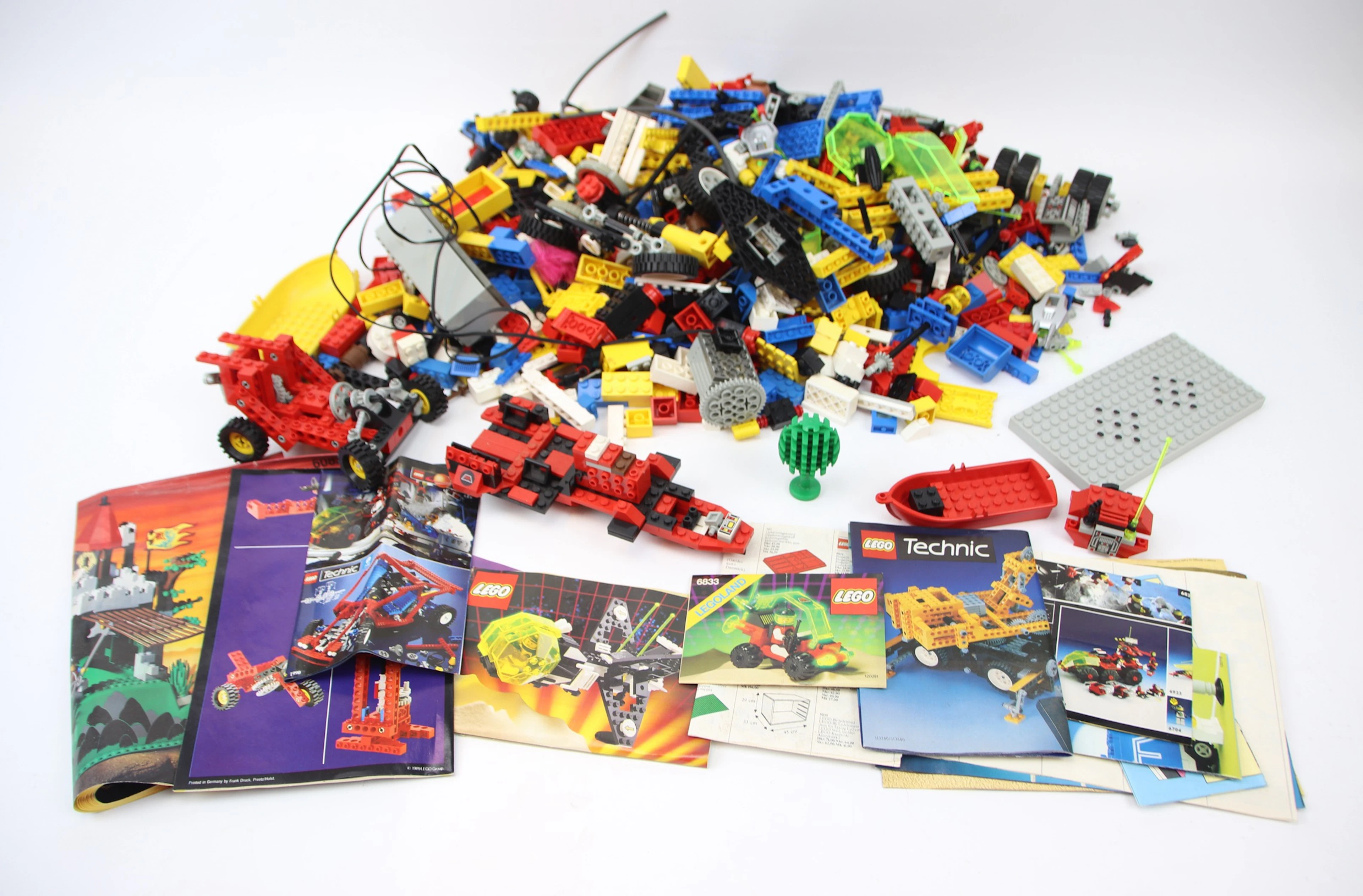 Lego, viel und Zeichnungen.