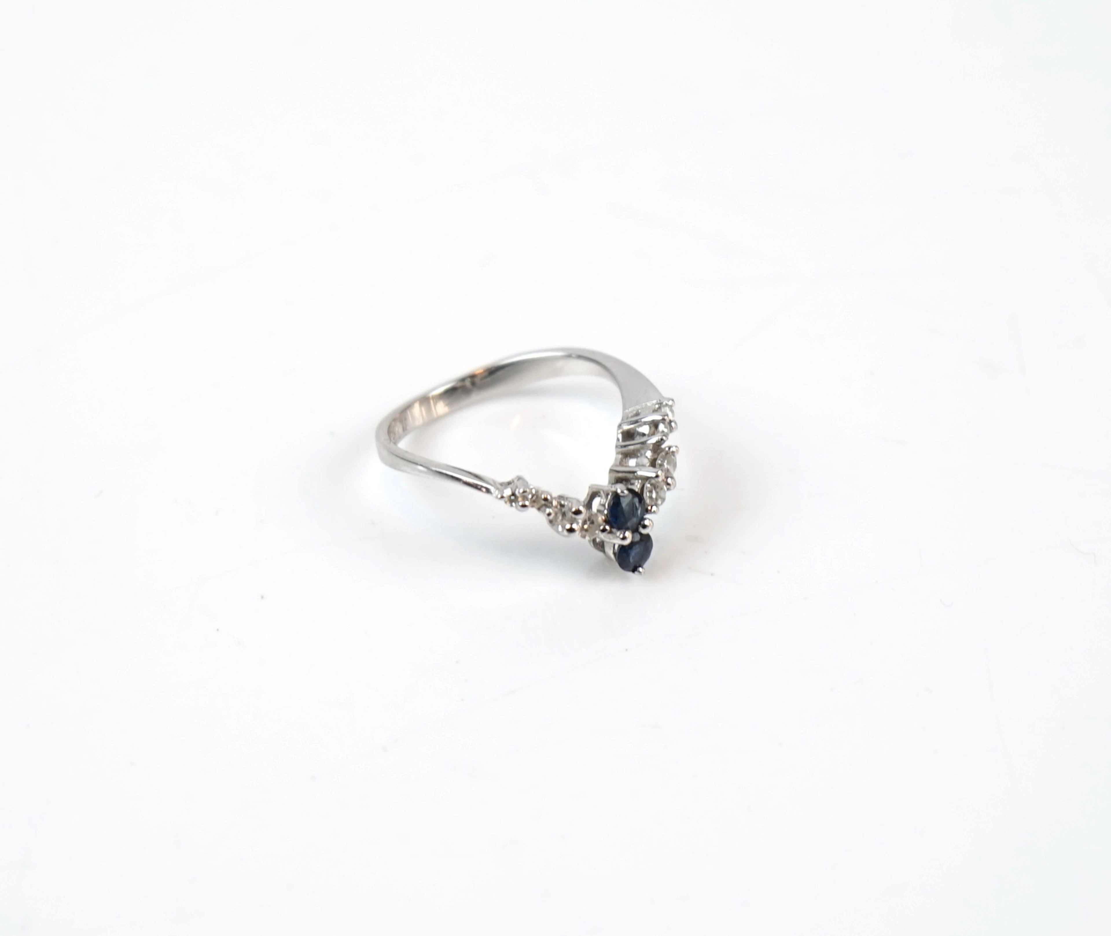 Anello, oro bianco (750) 18k con diamanti, 0,16 carati e zaffiri.