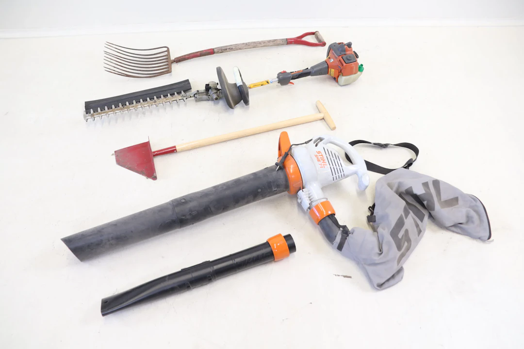 Herramientas de jardín, 4 piezas, incluyendo Husqvarna y Stihl.