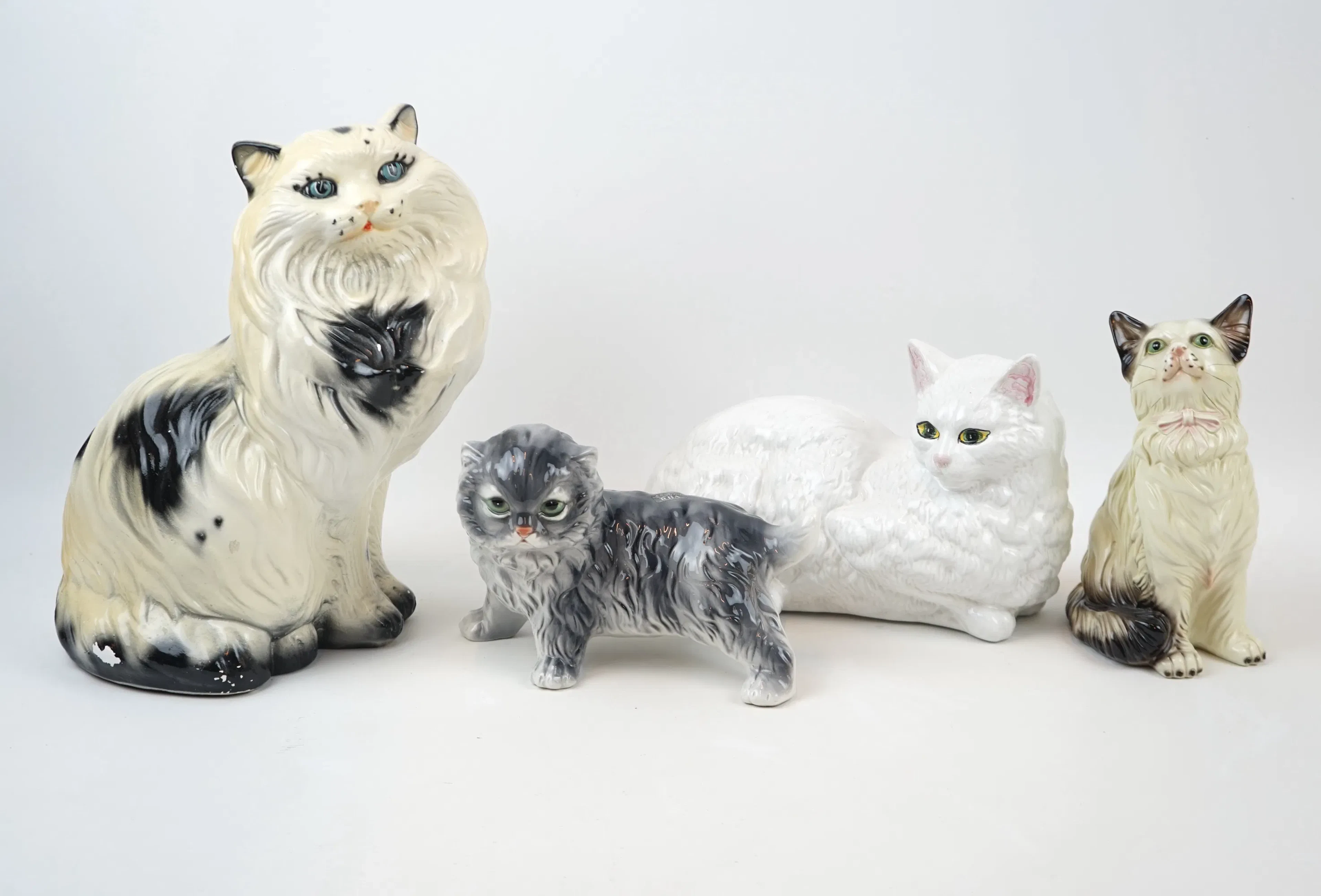 Statuine, 4 pezzi, gatti, ceramiche, incluso RBA Olofström.