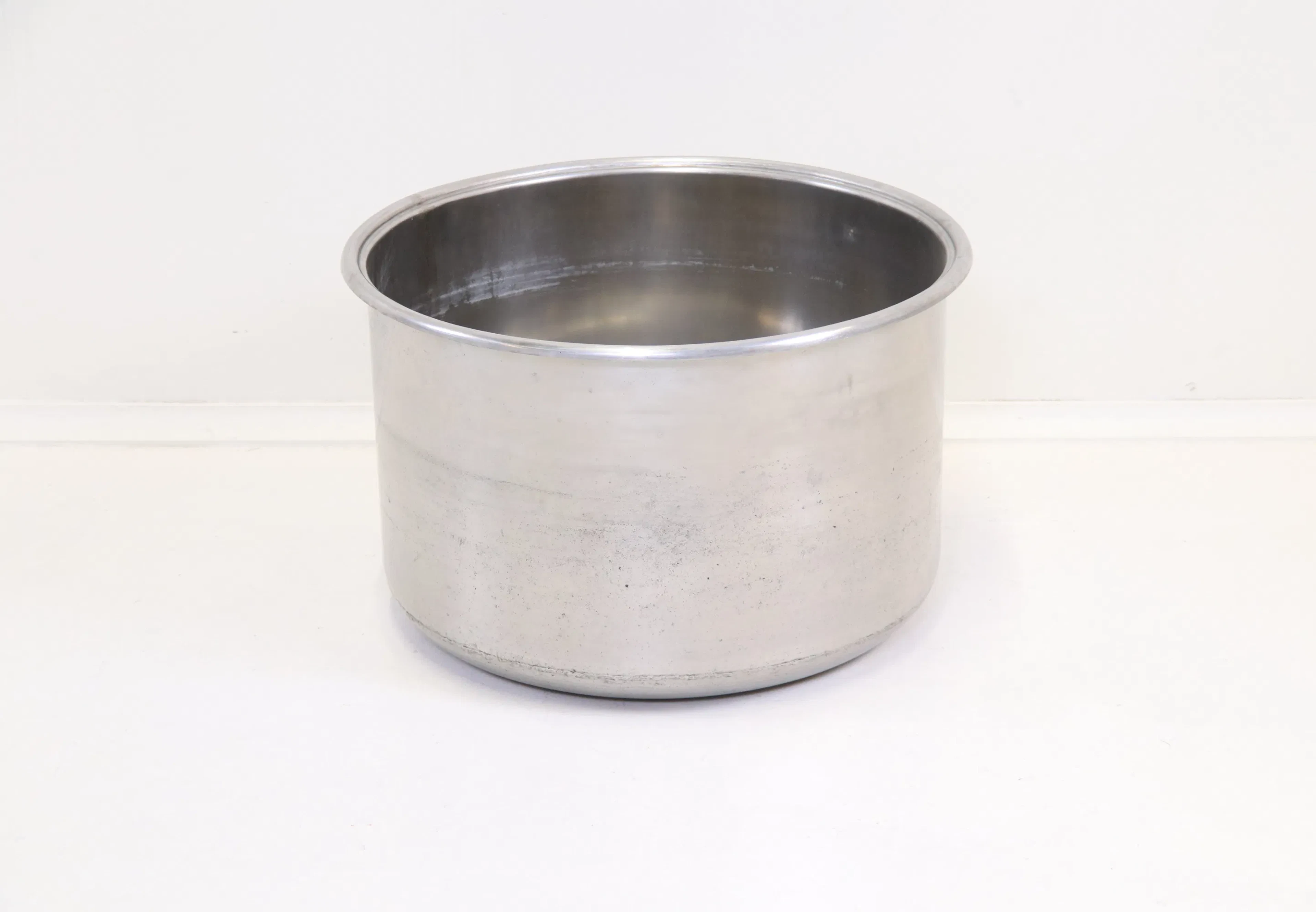 Recipiente con foro di scarico, in acciaio inox.