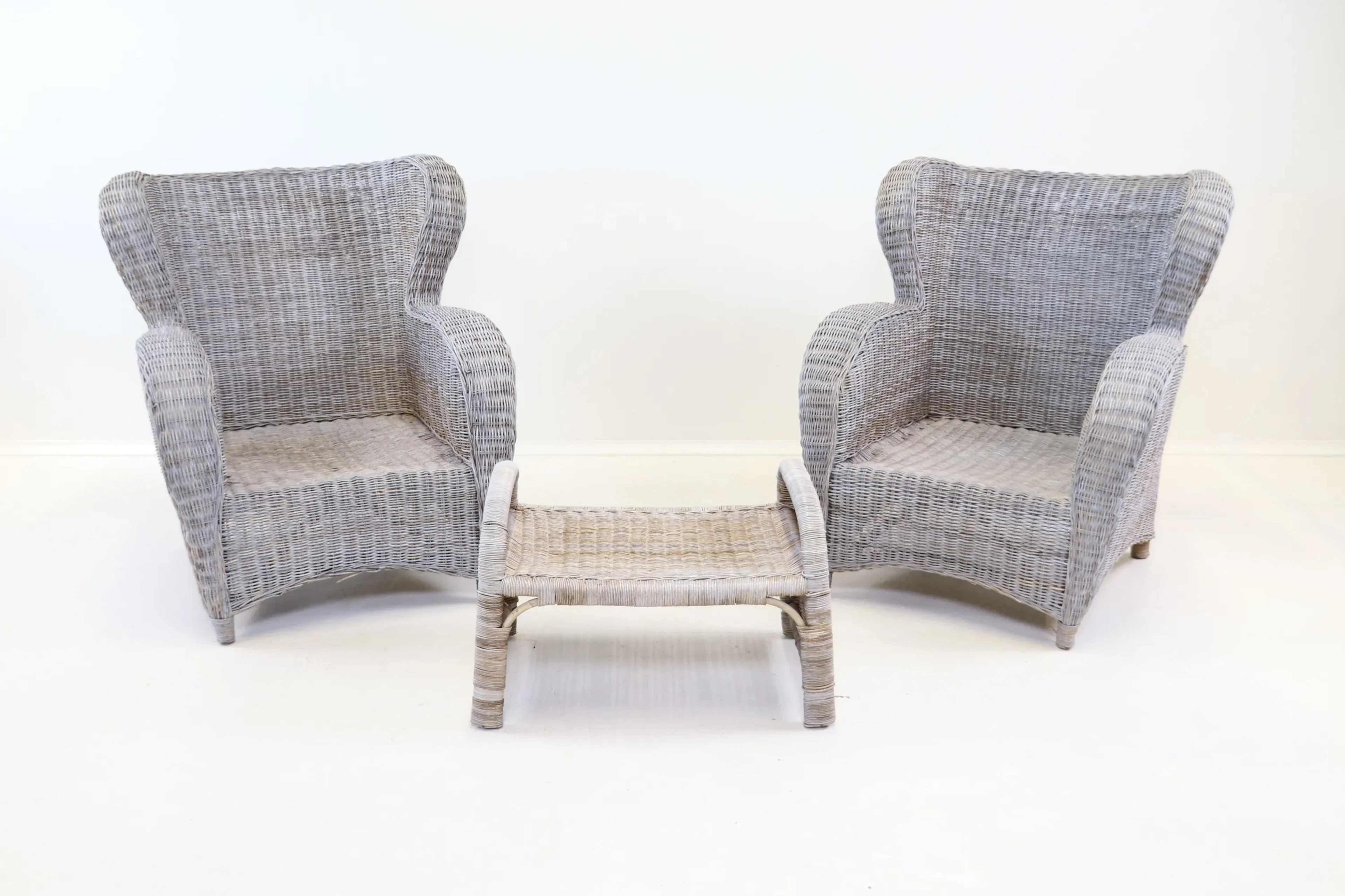 Poltrone e sgabello, 3 pezzi, rattan, legno d'arti.