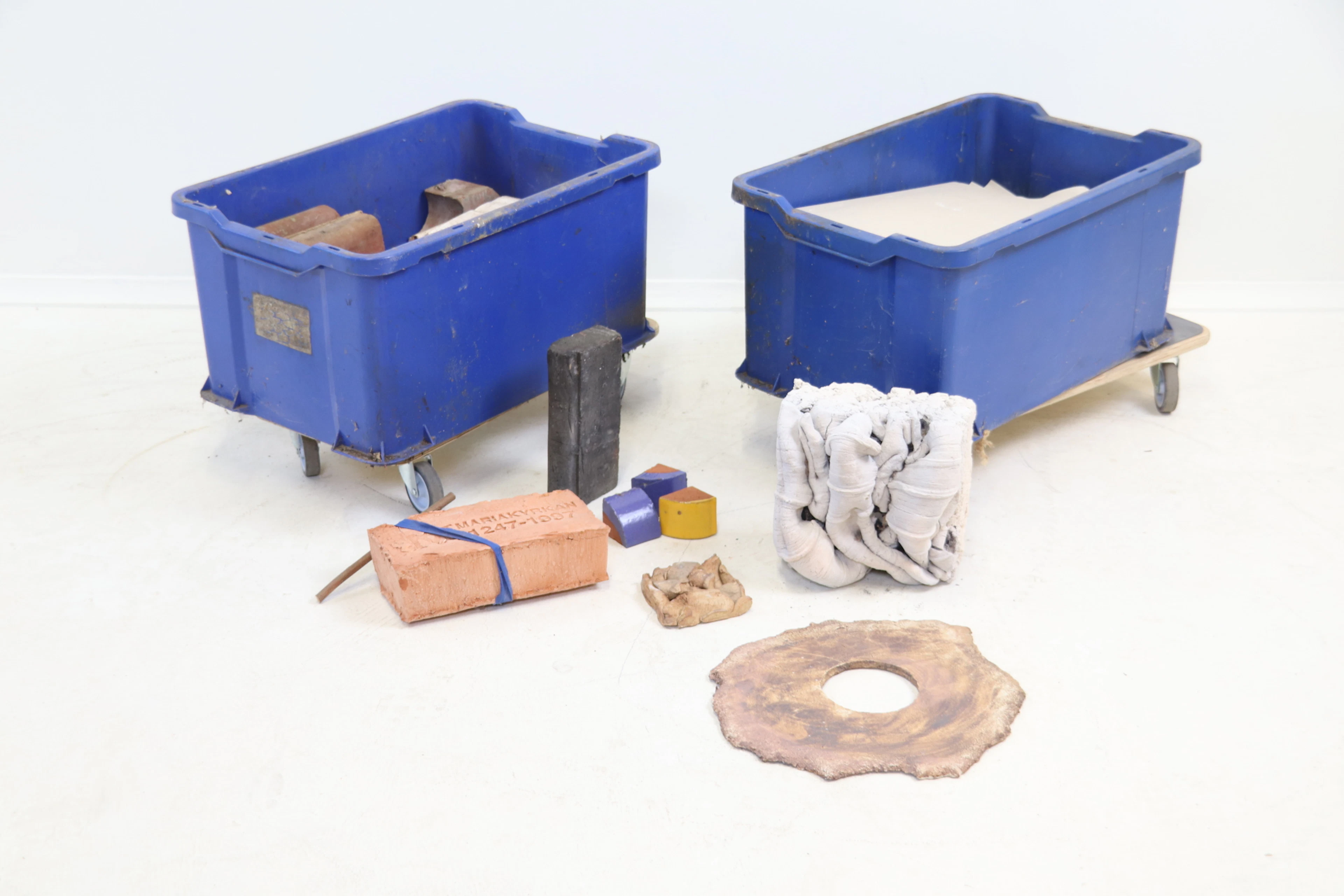 Ulla Viotti, parti per sculture, un lotto, ceramiche, per lo più non firmate.