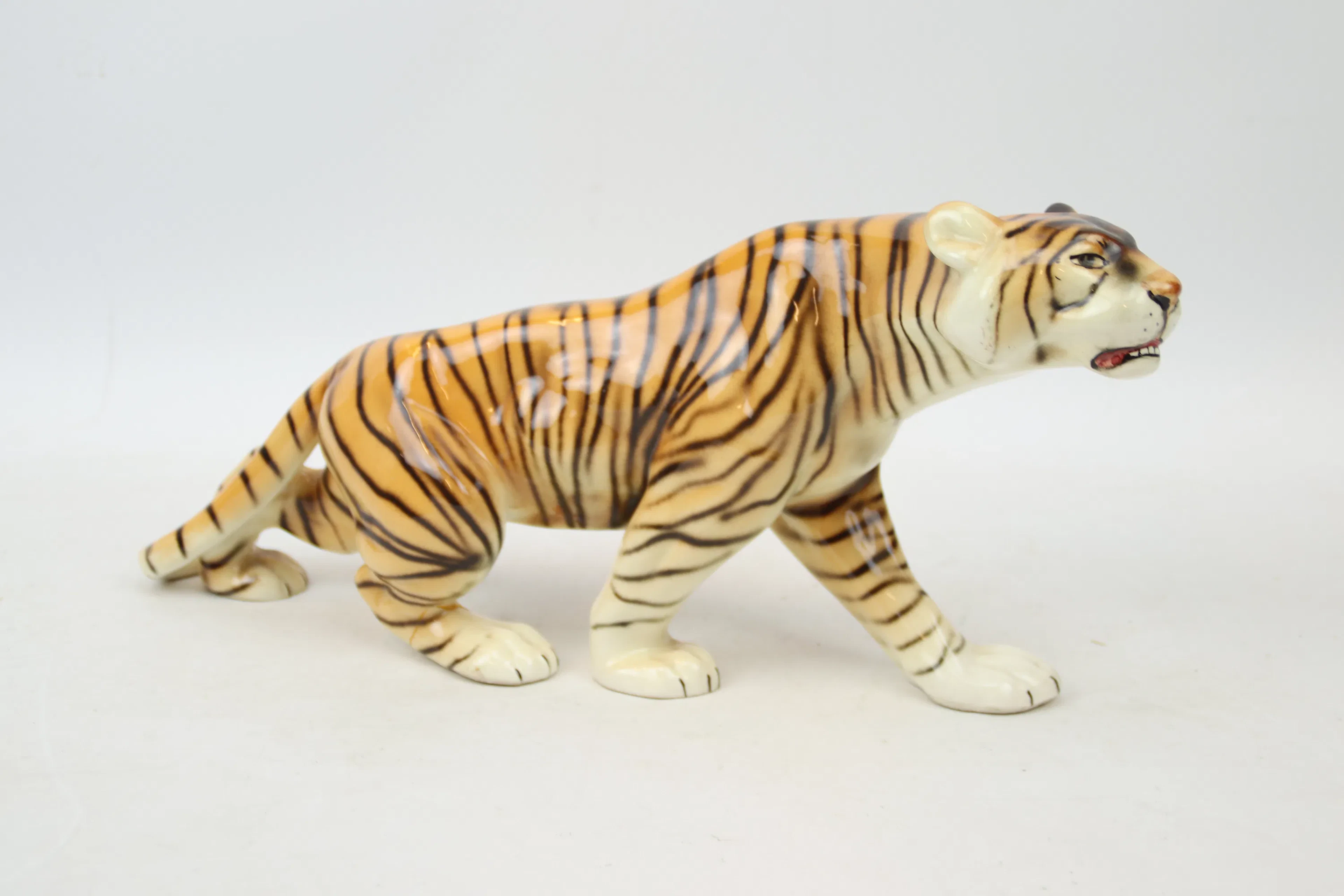 Tigre, statuina, porcellana, Royal Dux.