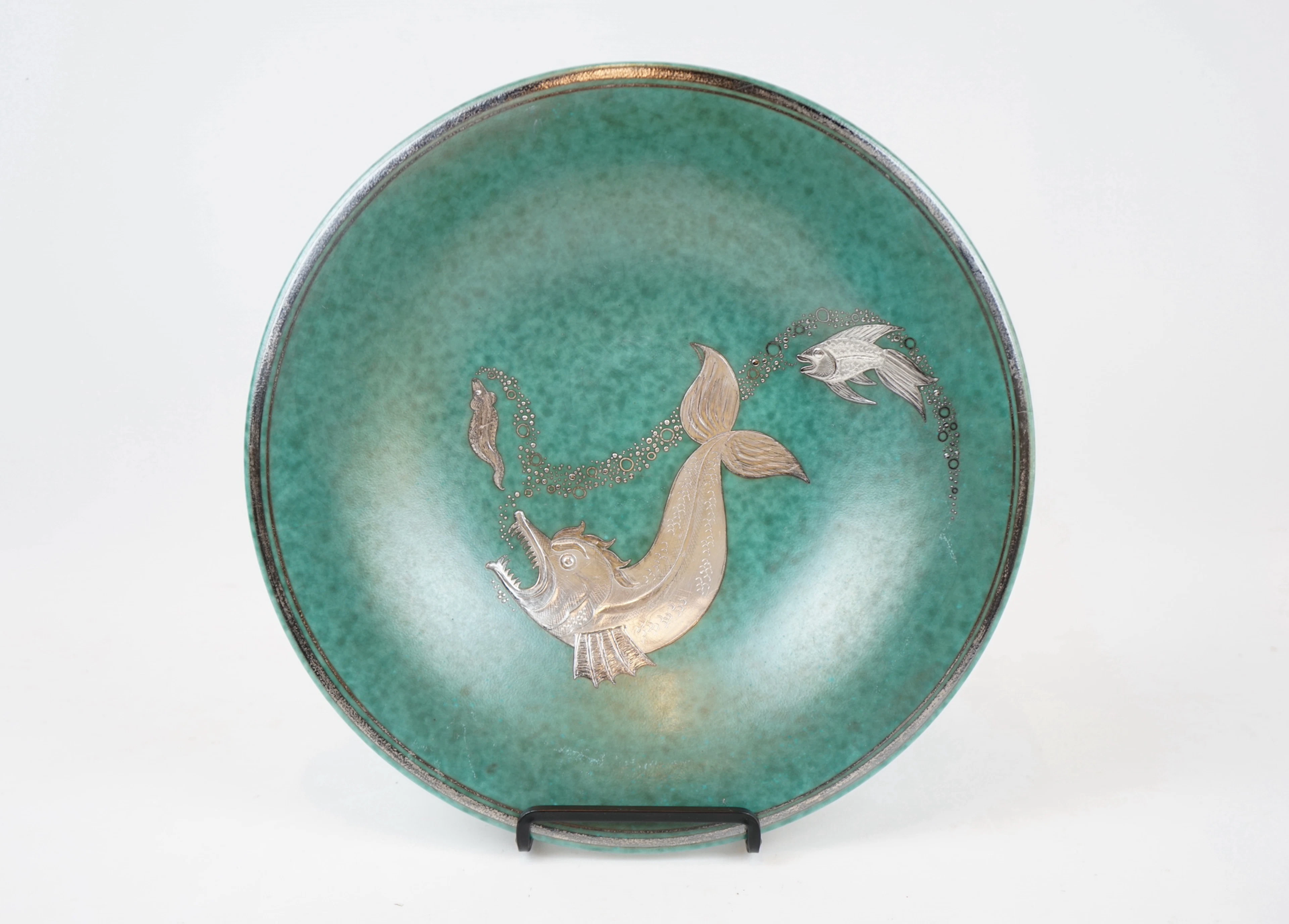 Wilhelm Kåge, un piatto d'argento su sfondo verde, ''Argenta'', n. 10351