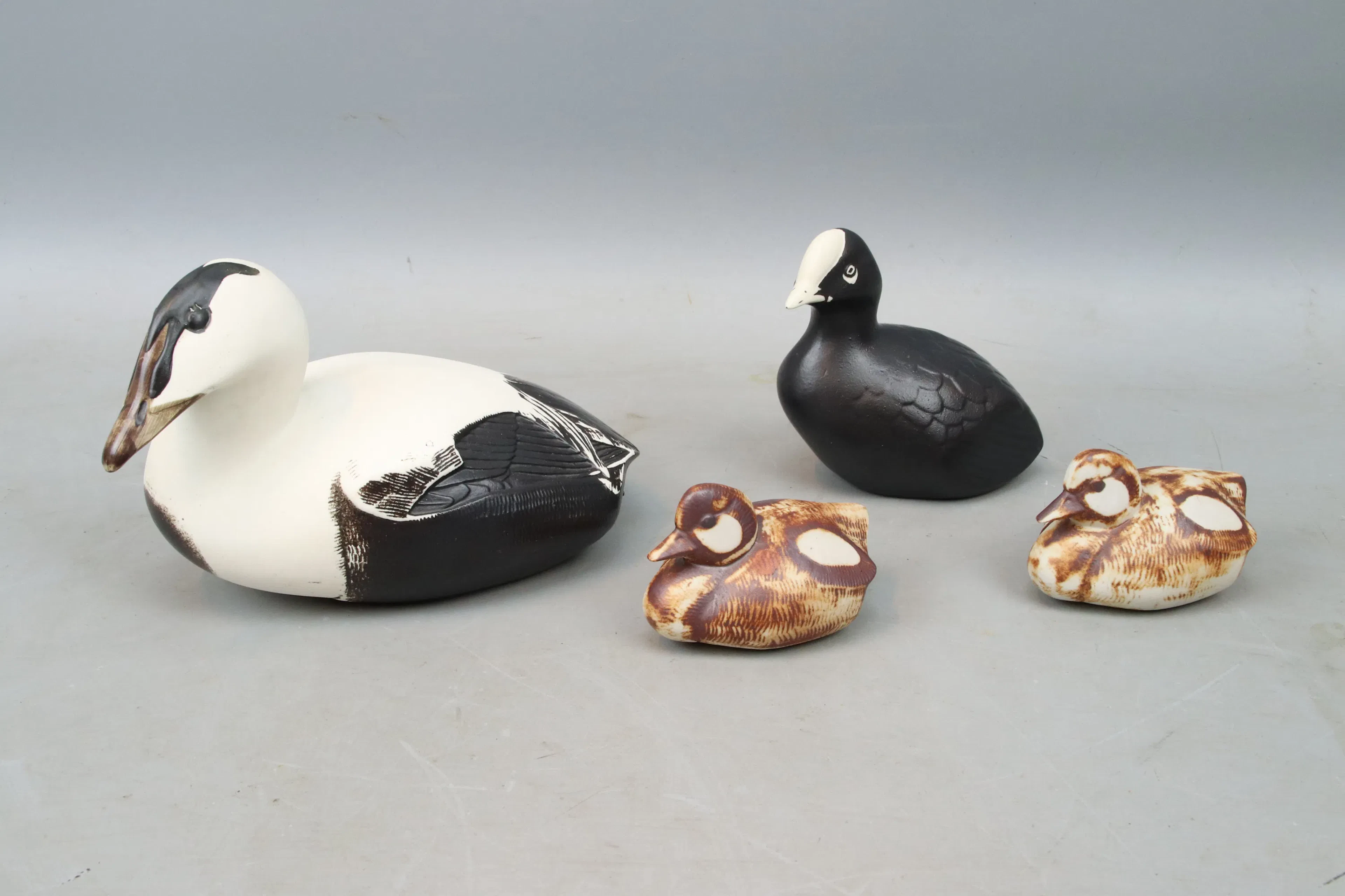 Paul Hoff, una statuetta a 4 pezzi, eiders e chelie, ceramiche, Gustavsberg.