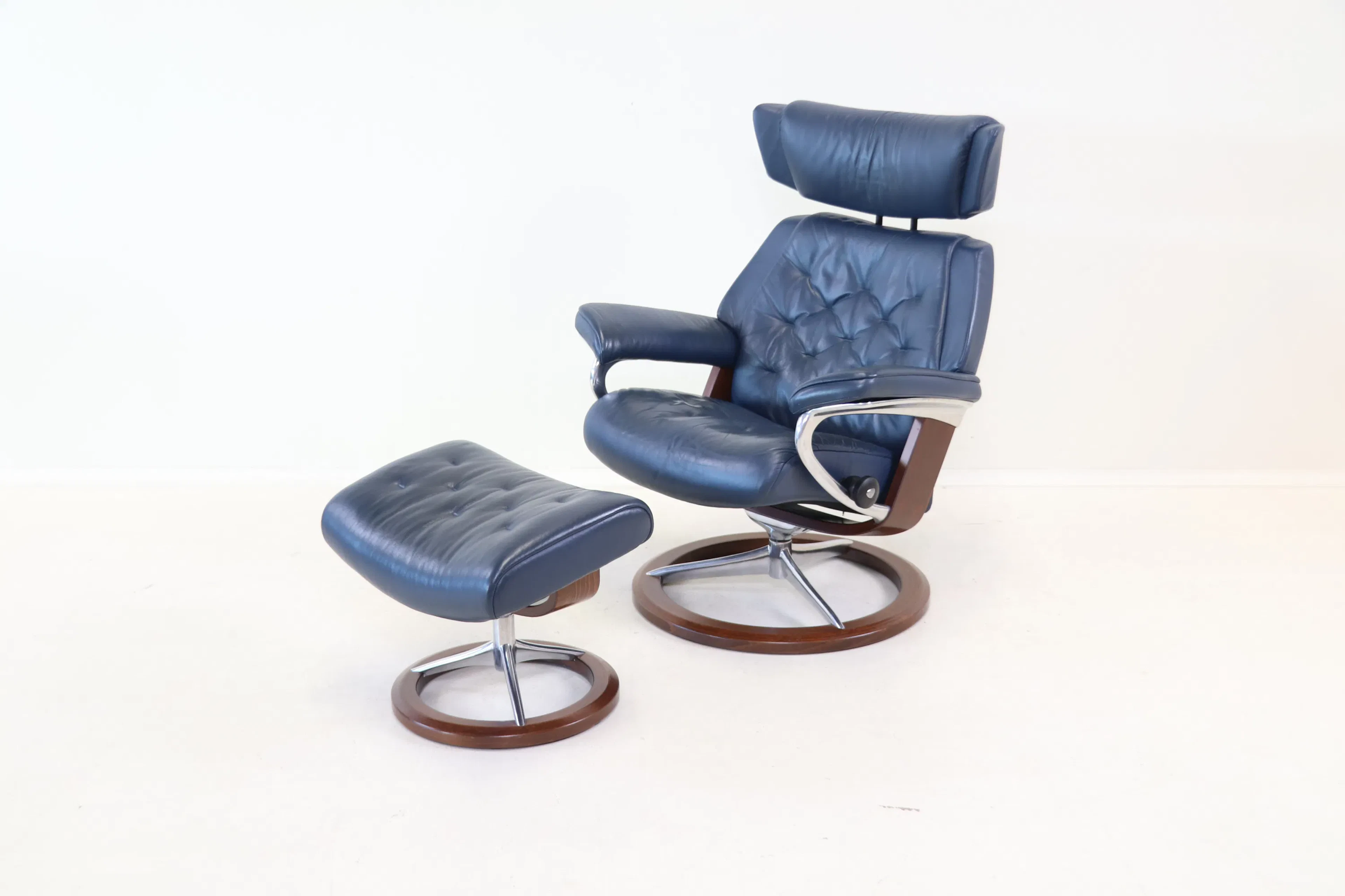 Sedia girevole con sgabello, regolabile, in pelle/legno, "Stressless", Ekornes.