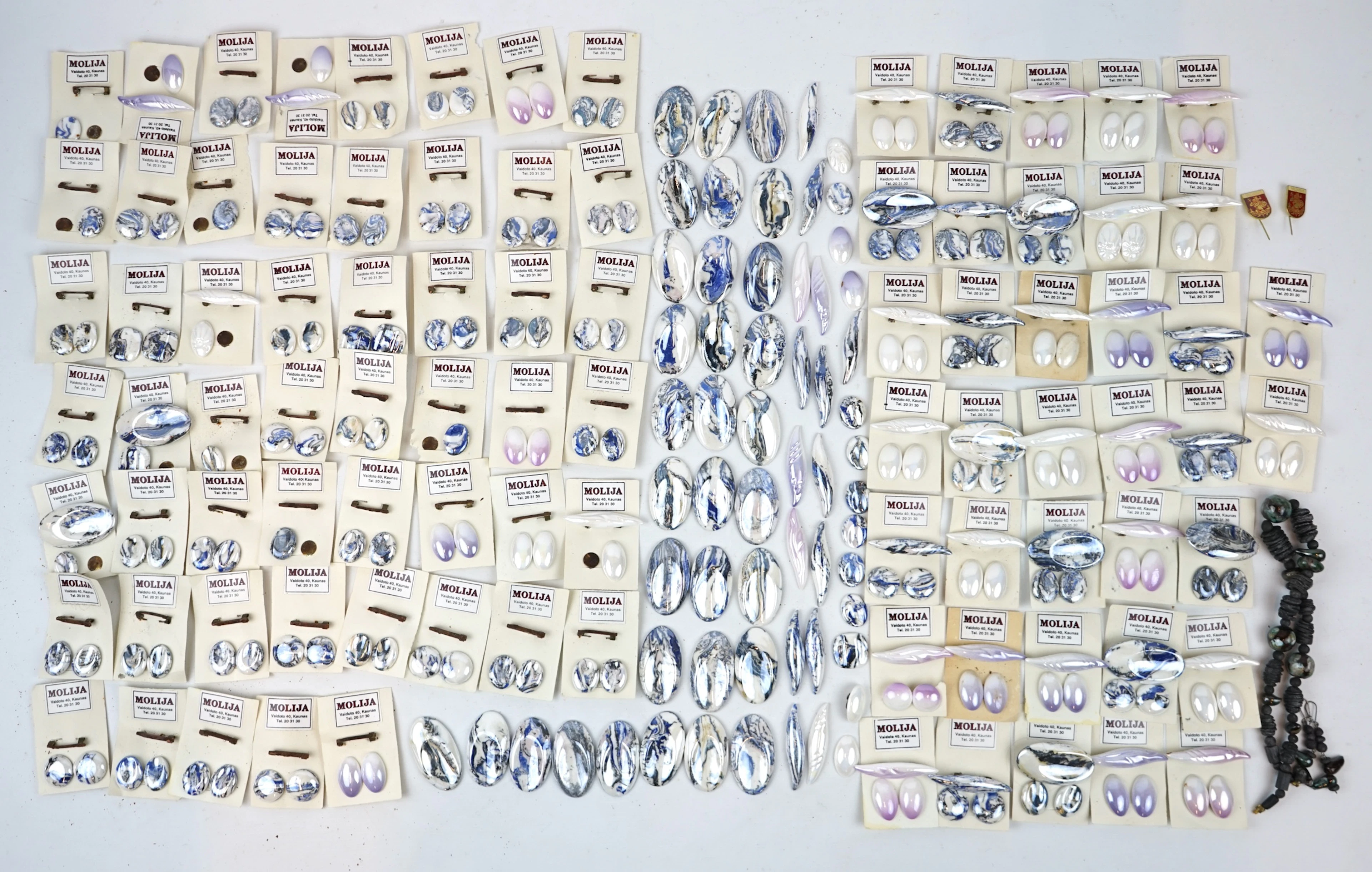 Costume jewellery, a lot.