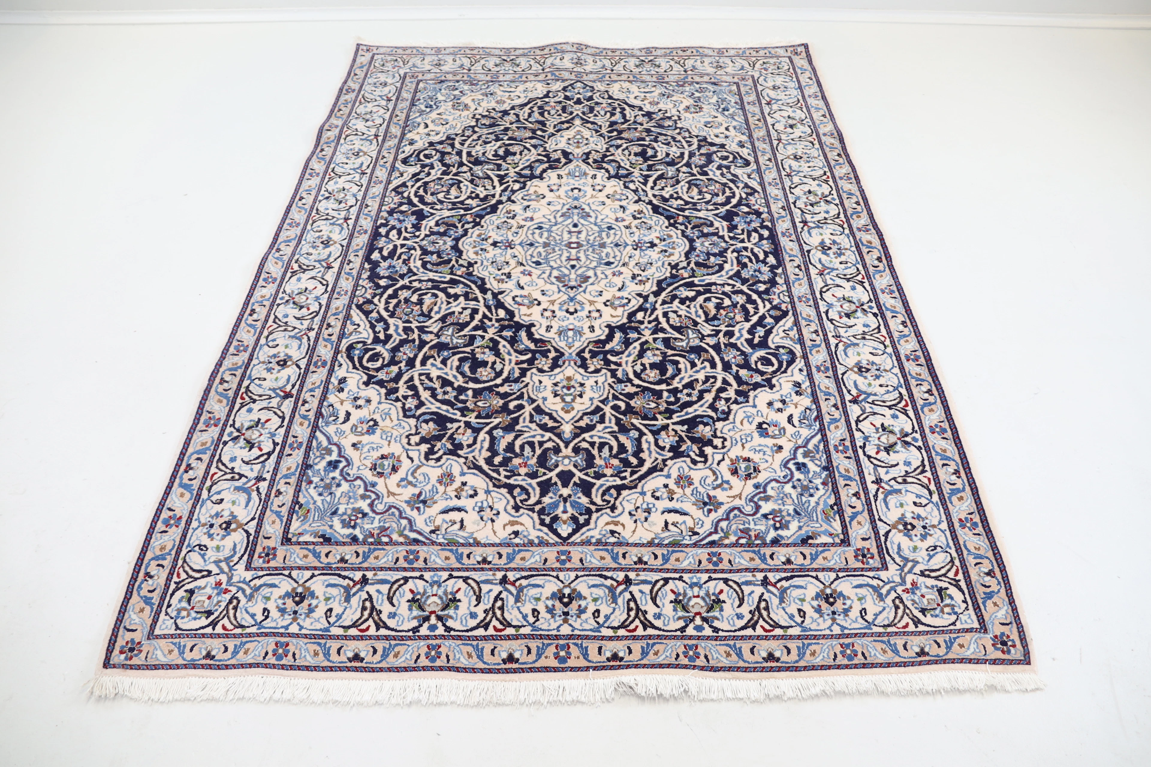 Alfombra, oriental, anudada a mano, lana/seda.