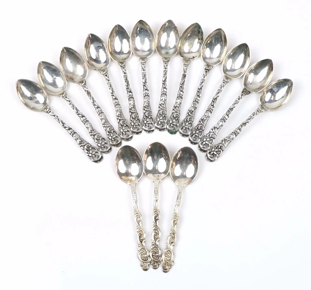 Cajas Mocca, 15 piezas, de plata, dos modelos diferentes.