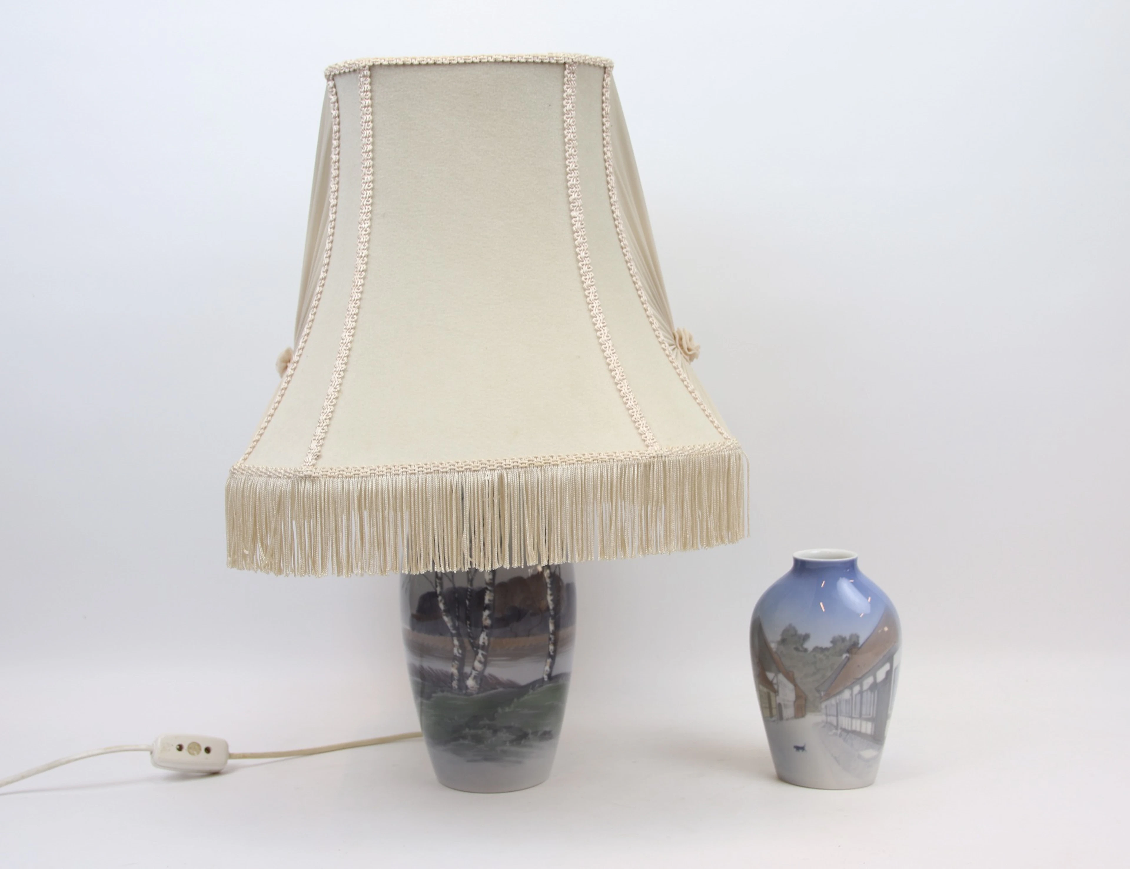 Lampada da tavolo e vaso, porcellana, Bing & Grondahl, Danimarca.