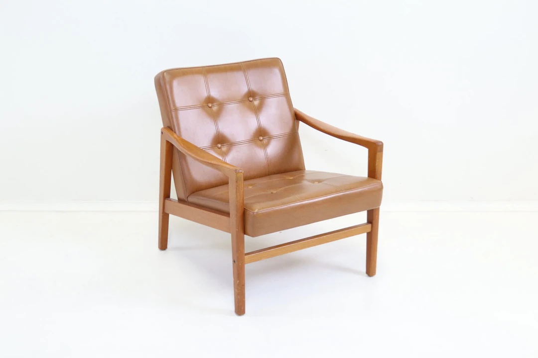 Armchair, leather/oak.