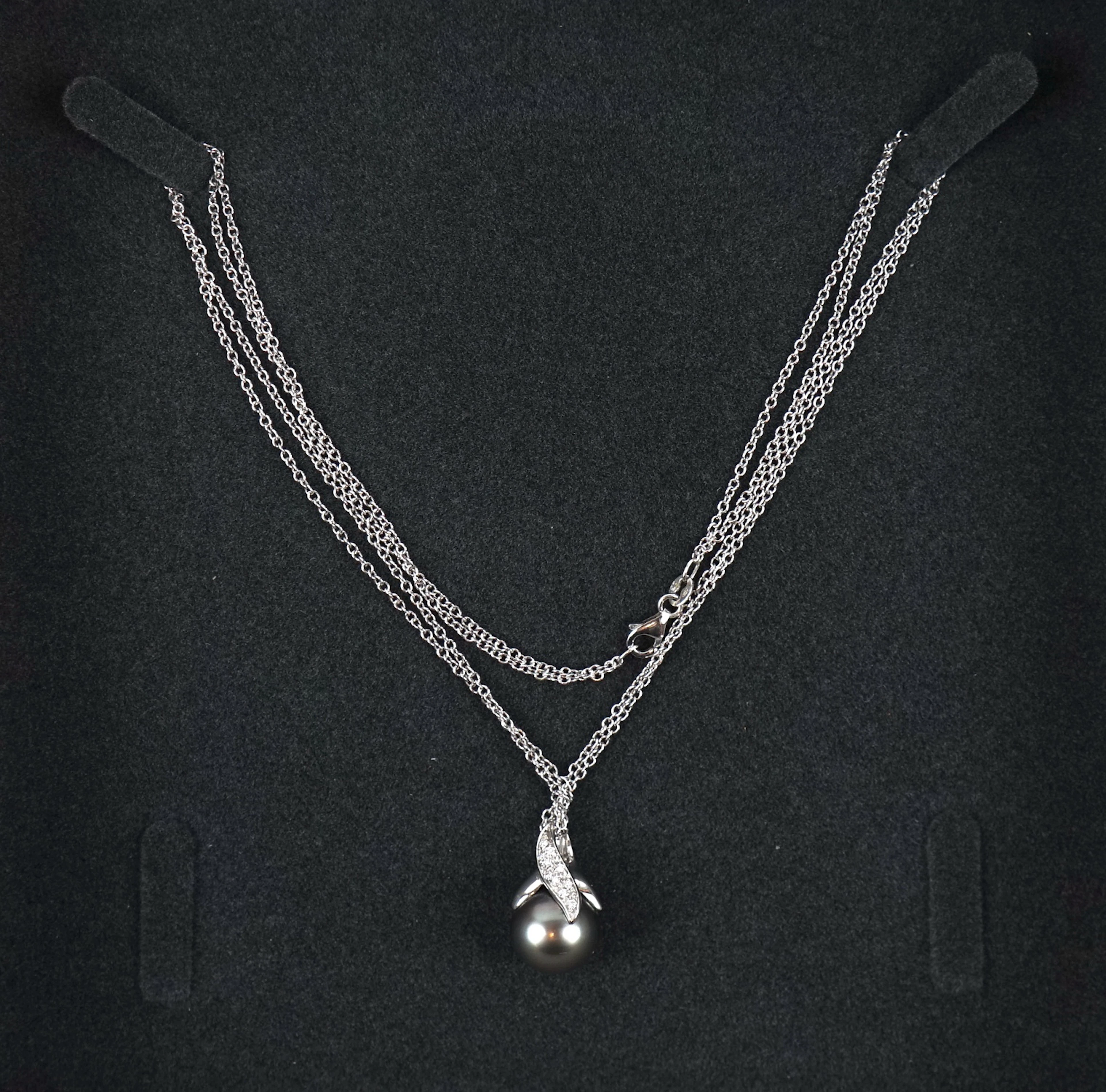 Collar, oro blanco con brillantes diamantes y perla de Tahití.