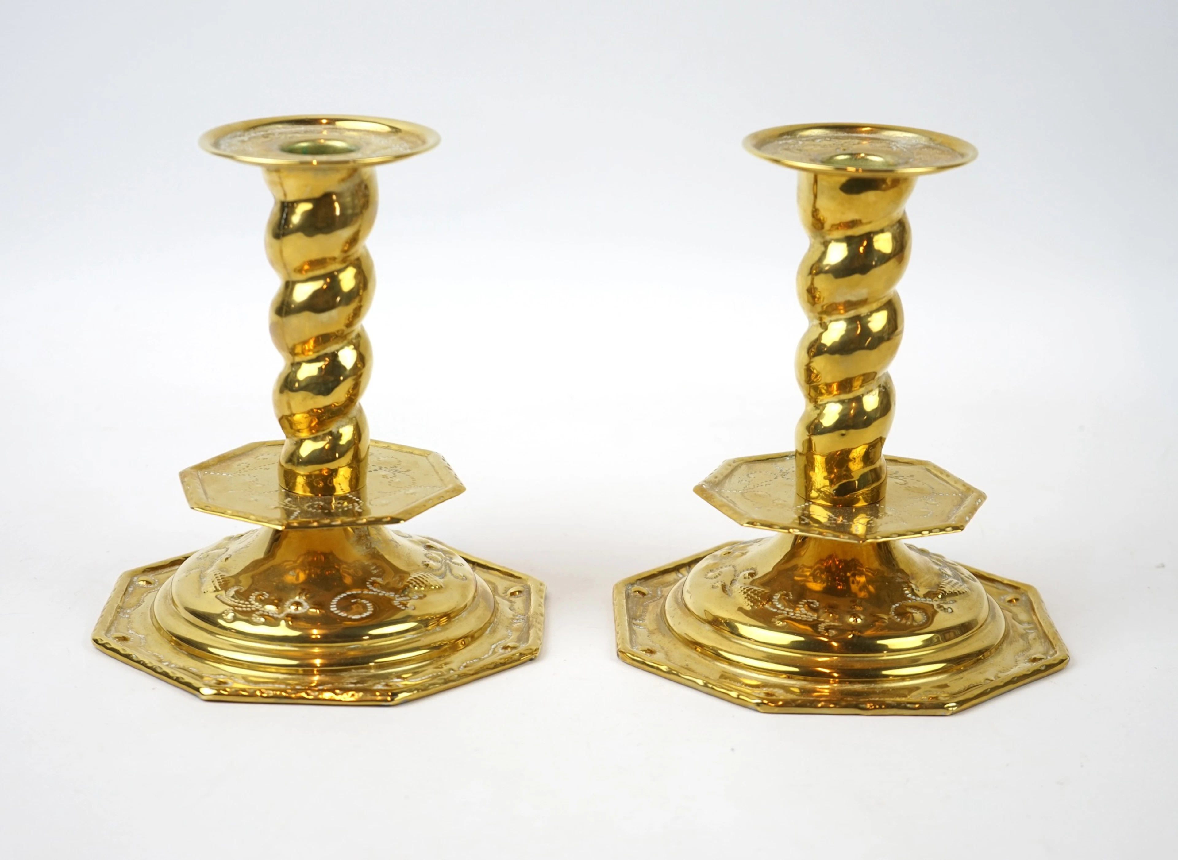 Richard Ringström, une paire de bougeoirs baroques en laiton, Hälsingborg